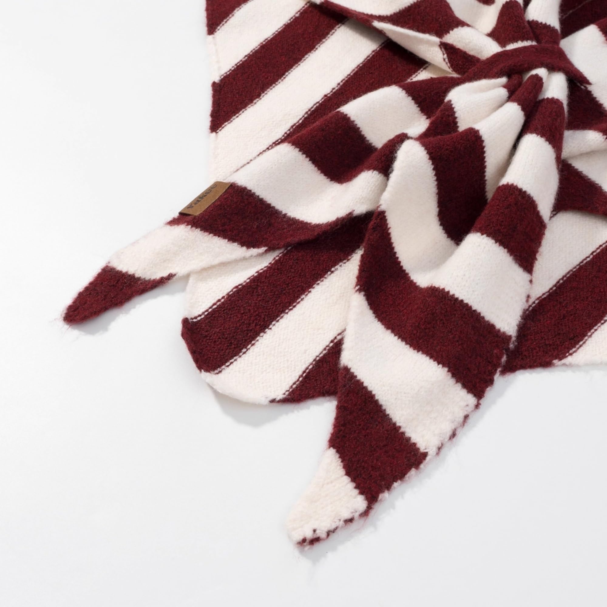 Chal de punto a rayas en blanco y negro con bufanda triangular for una capa cálida otoño e invierno Chal de invierno