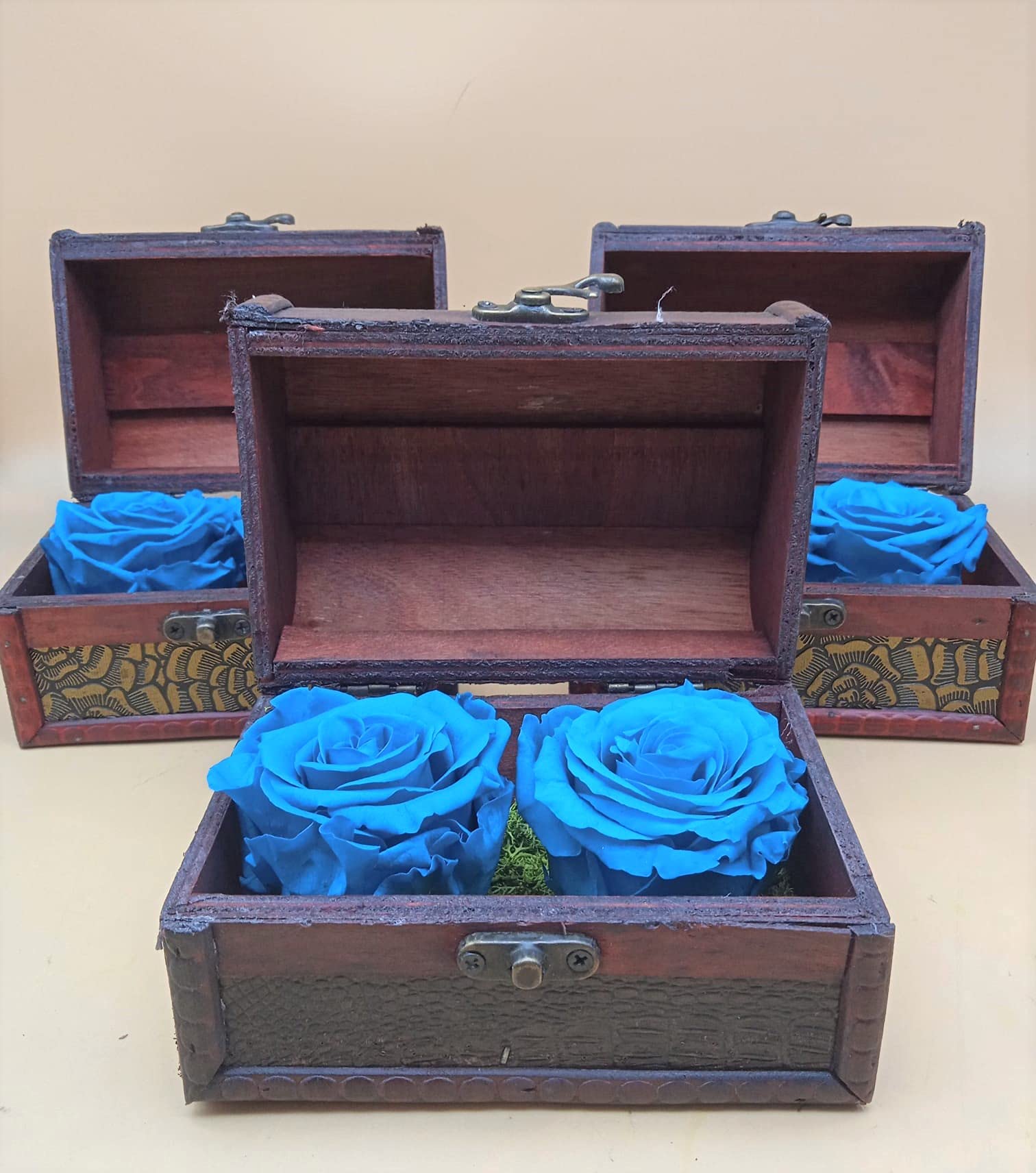 Roses éternelles bleues en écrin vintage le cadeau d'anniversaire mémorable