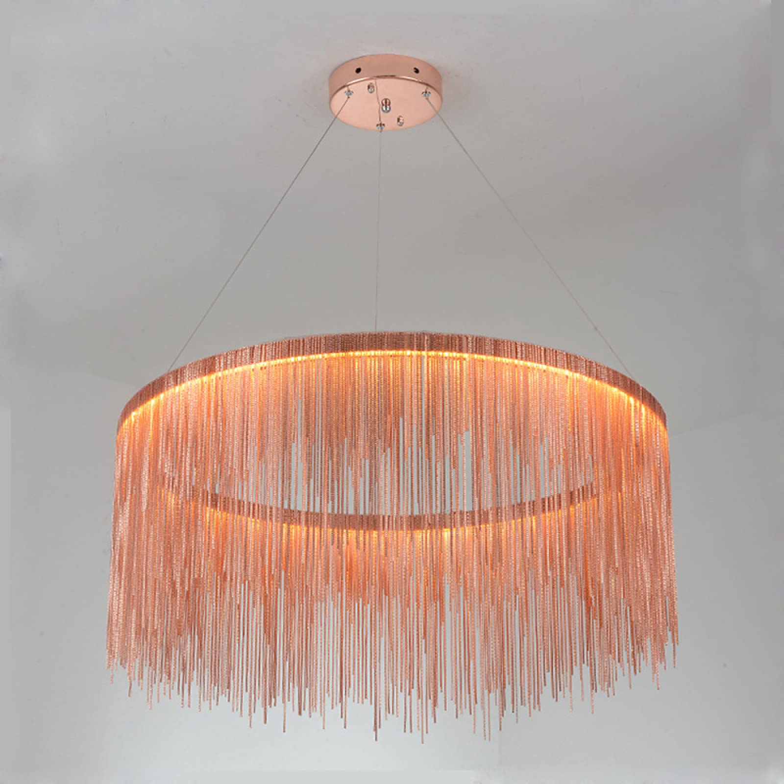 Suspension LED design pour illuminer votre salon avec une lumière neutre