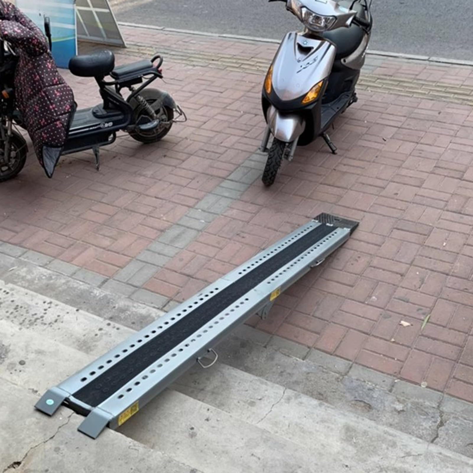 Rampa de umbral, rampa plegable antideslizante para silla de ruedas, escalones portátiles para motocicletas, escaleras, puertas, rampa para discapacitados, carga de 330 libras (color: 2 m, tamaño: 3