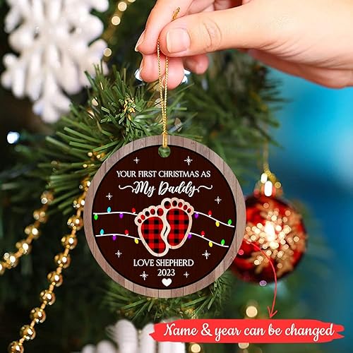 Vista 2 de Adorno de Navidad con texto en inglés "Your First Christmas As My Daddy 2025", regalo de recuerdo personalizado para nuevo papá Adorno Your Are