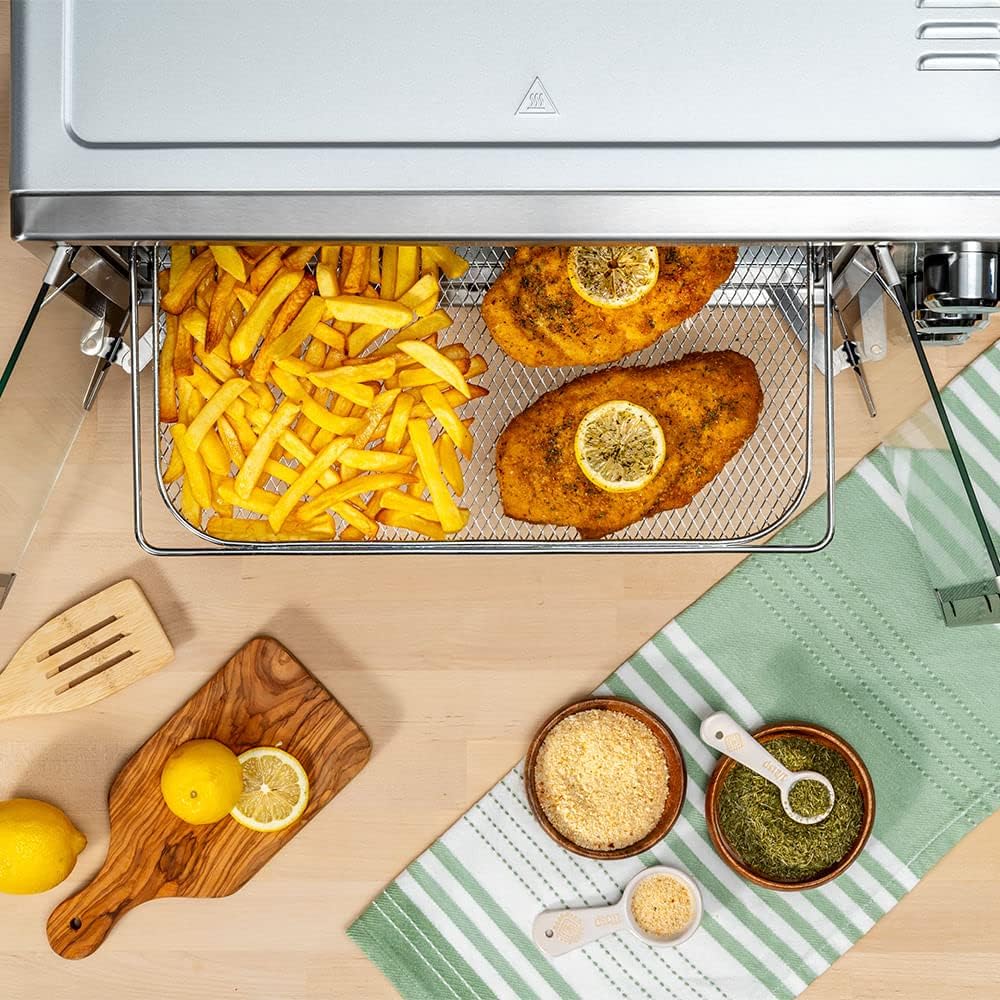 Imagem superior do forno em mesa de madeira clara.