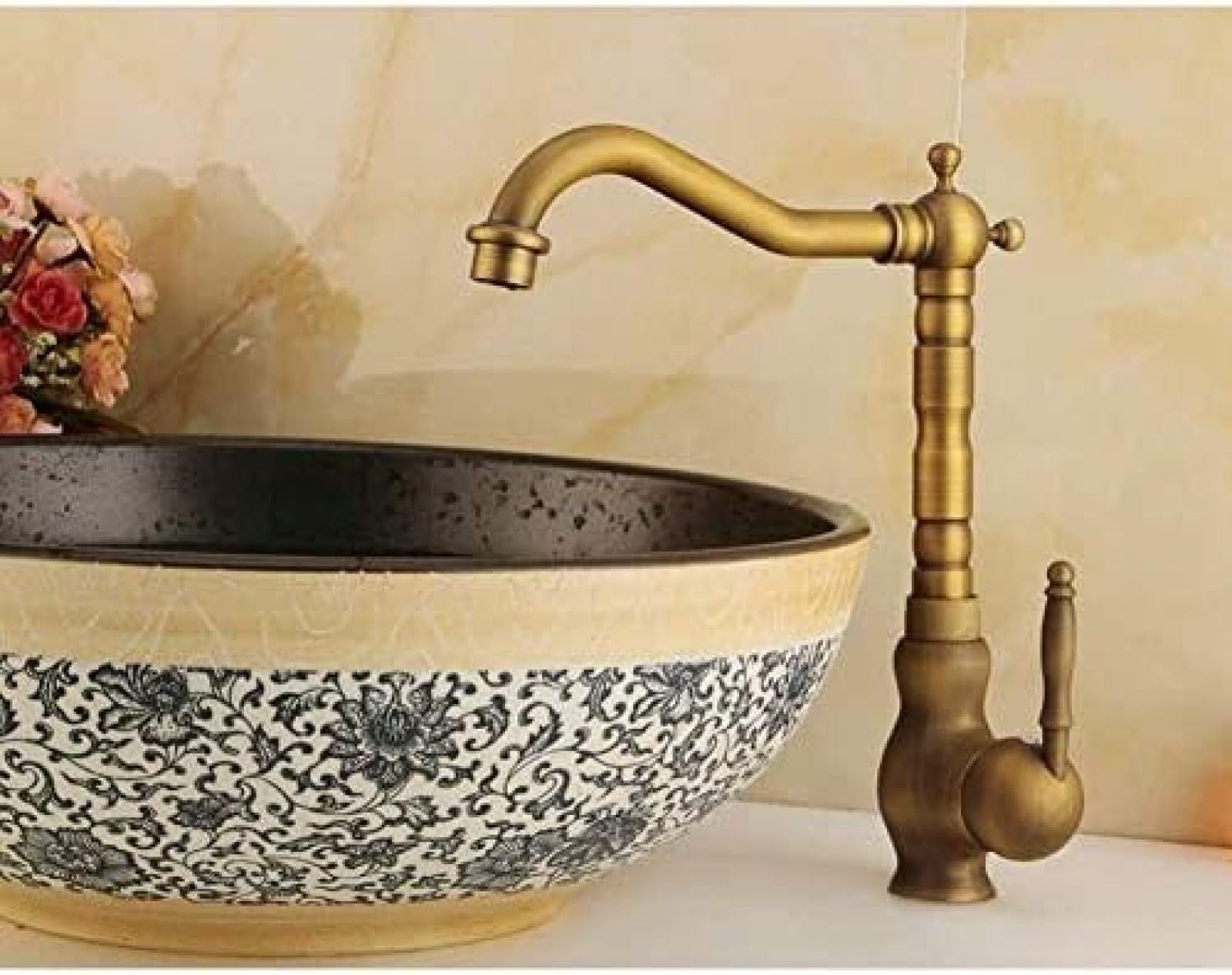Robinet en laiton antique d'évier pour une cuisine rétro élégante