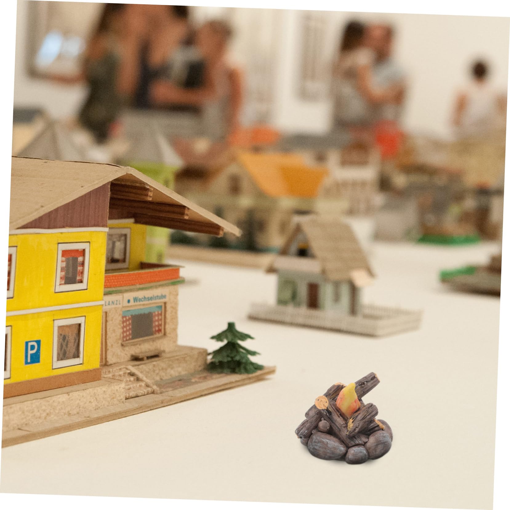 Petit feu de camp décoratif miniature avec lumière LED, modèle de faux feu en résine | Flamme artisanale, kit de jeu de simulation pour maisons de poupées, jardins féériques et projets d'artisanat