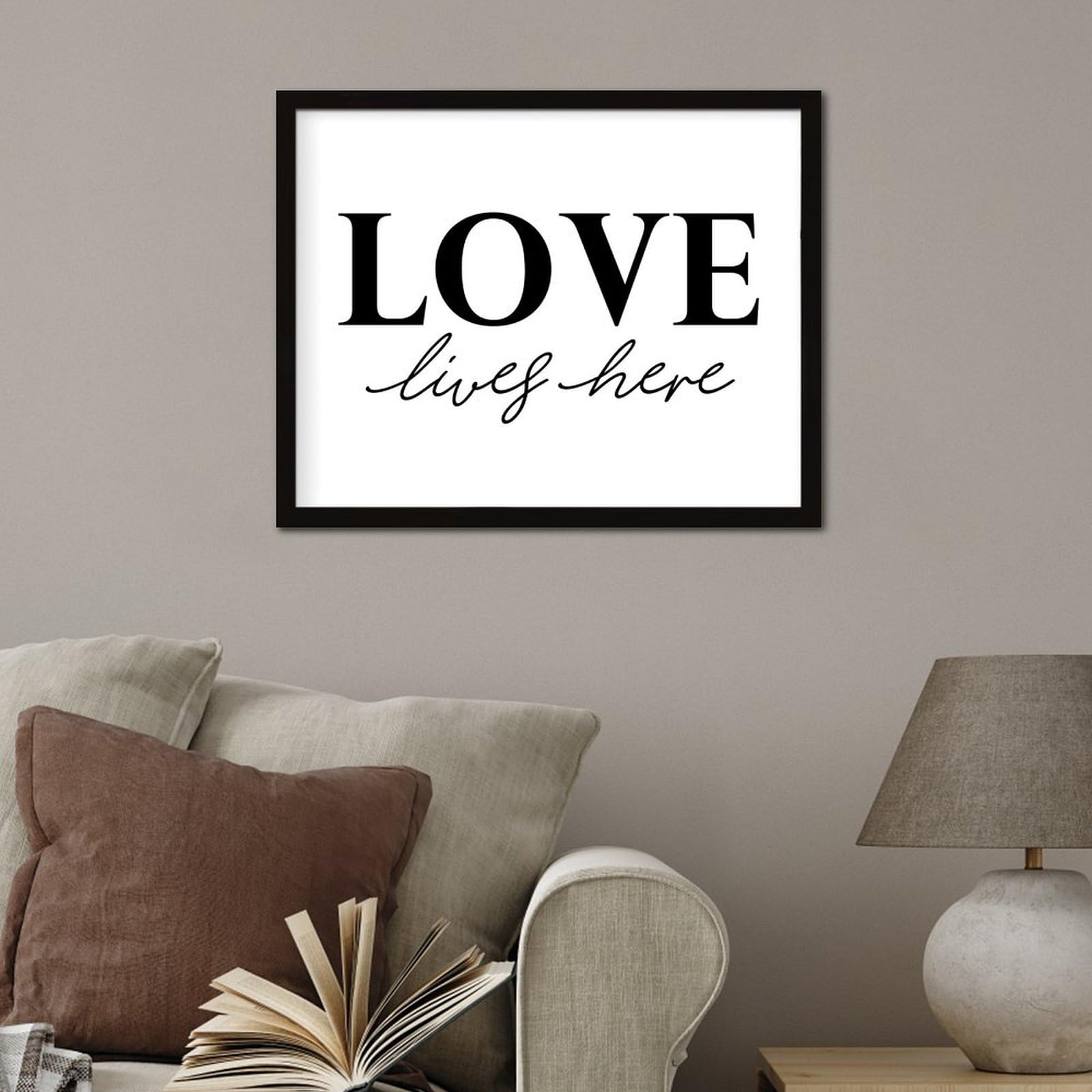 Decorazione da parete in legno da appendere con scritta in lingua inglese "Love Lives Here" (lingua italiana non garantita), cartello da parete in legno, 40,6 x 50,8 cm, scrittura, biblica, cartello