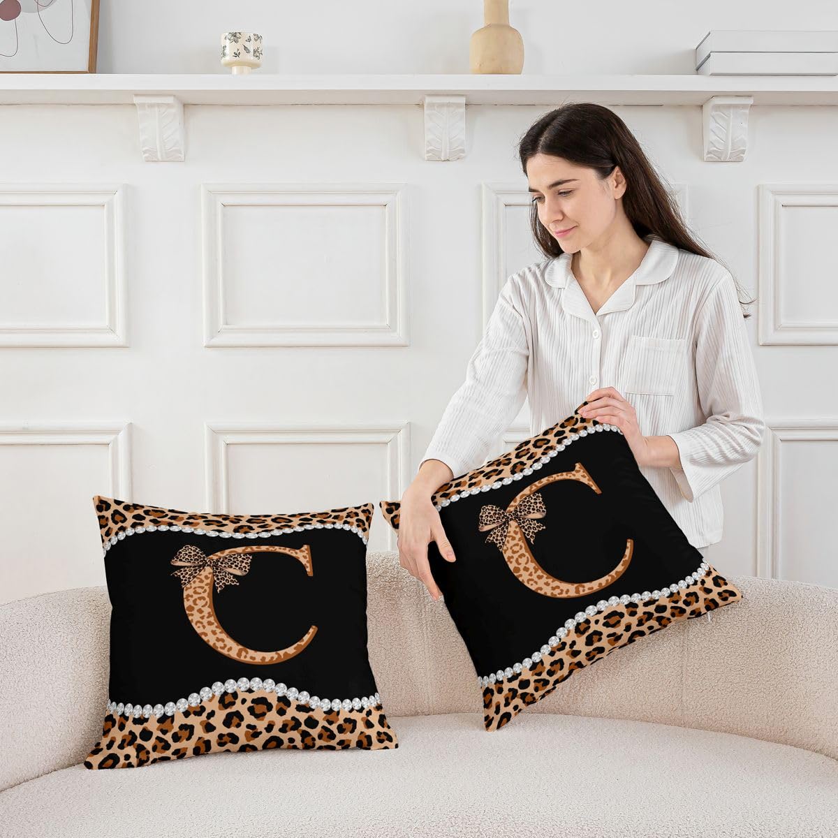 Loussiesd Juego de 4 fundas de cojín con lazo de guepardo marrón de 50 x 50 cm, funda de cojín con lazo de coqueta con inicial letra C, decoración de leopardo, para interiores y exteriores, súper