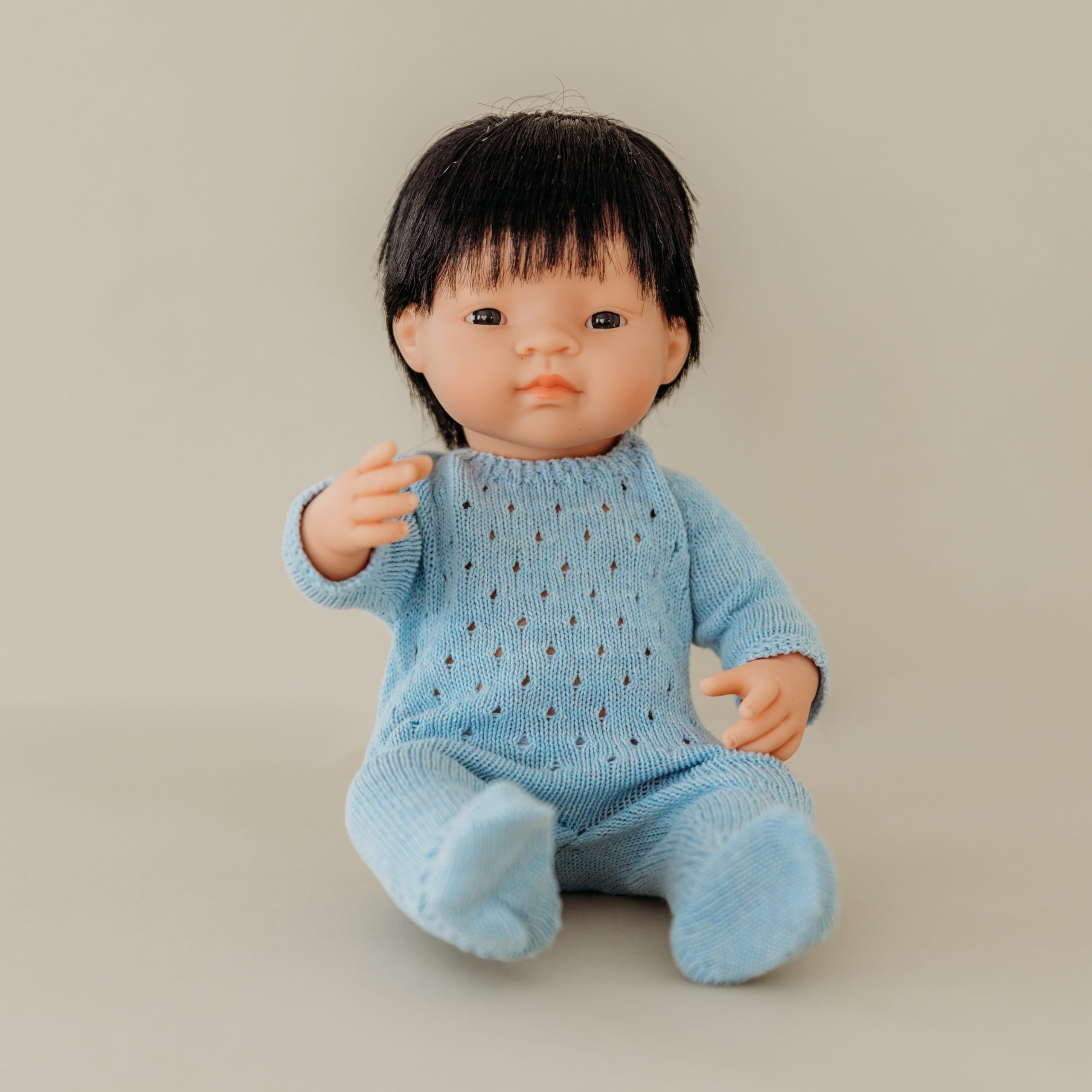 Miniland Bambola 3105 Ragazzo Asiatico 38 cm in Morbido Vinile, Resistente e Flessibile. Corpo articolato e Leggermente profumato. Anatomicamente Corretto, presentato Un Sacchetto di plastica