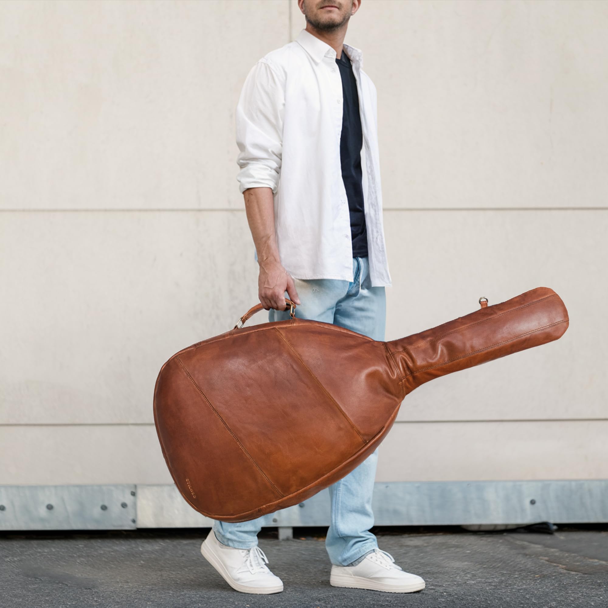 STILORD 'Elvis' Premium Leder Gitarrentasche für 4/4 Gitarren 39', 40' und 41' Natürlich Wasserabweisende Gigbag für Akustik- und Konzertgitarren Gefütterte Gitarrenhülle, Farbe:Brandy - Cognac