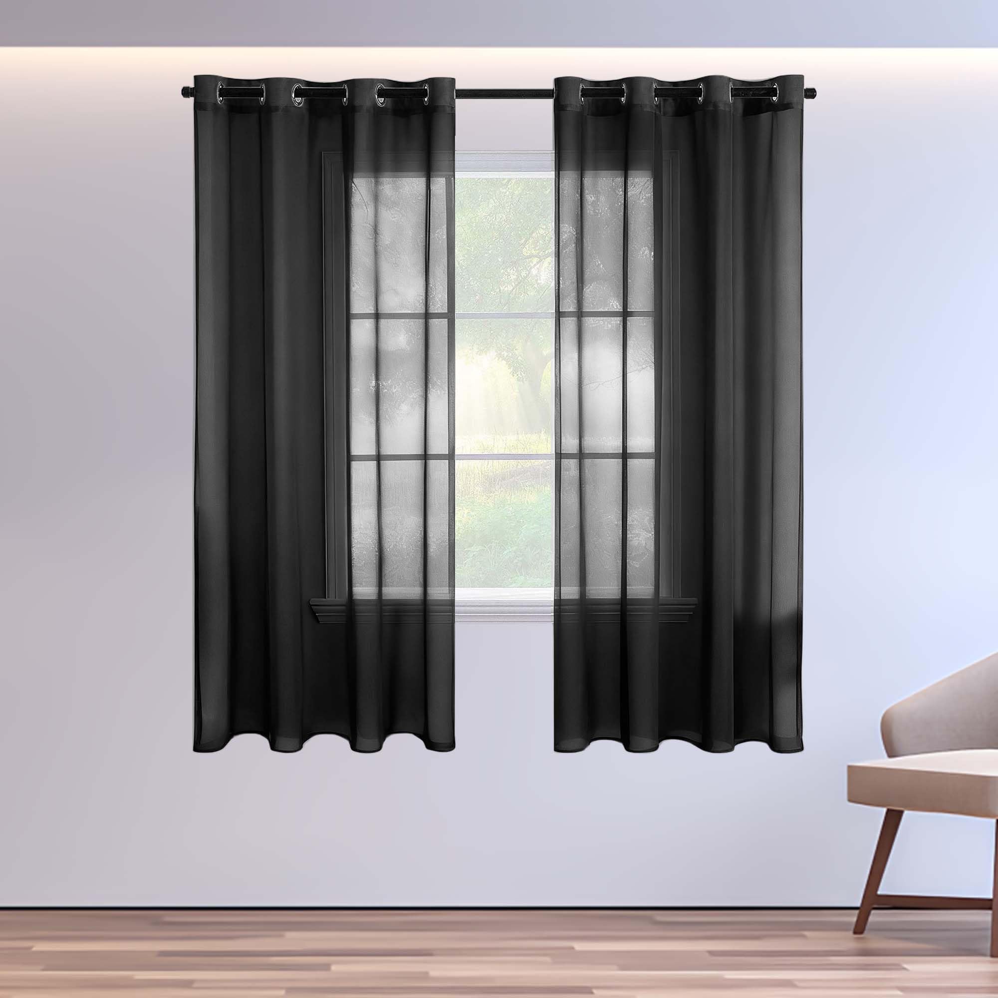 Rideau voilage noir semi transparent filtrant la lumière sans perdre la clarté du salon