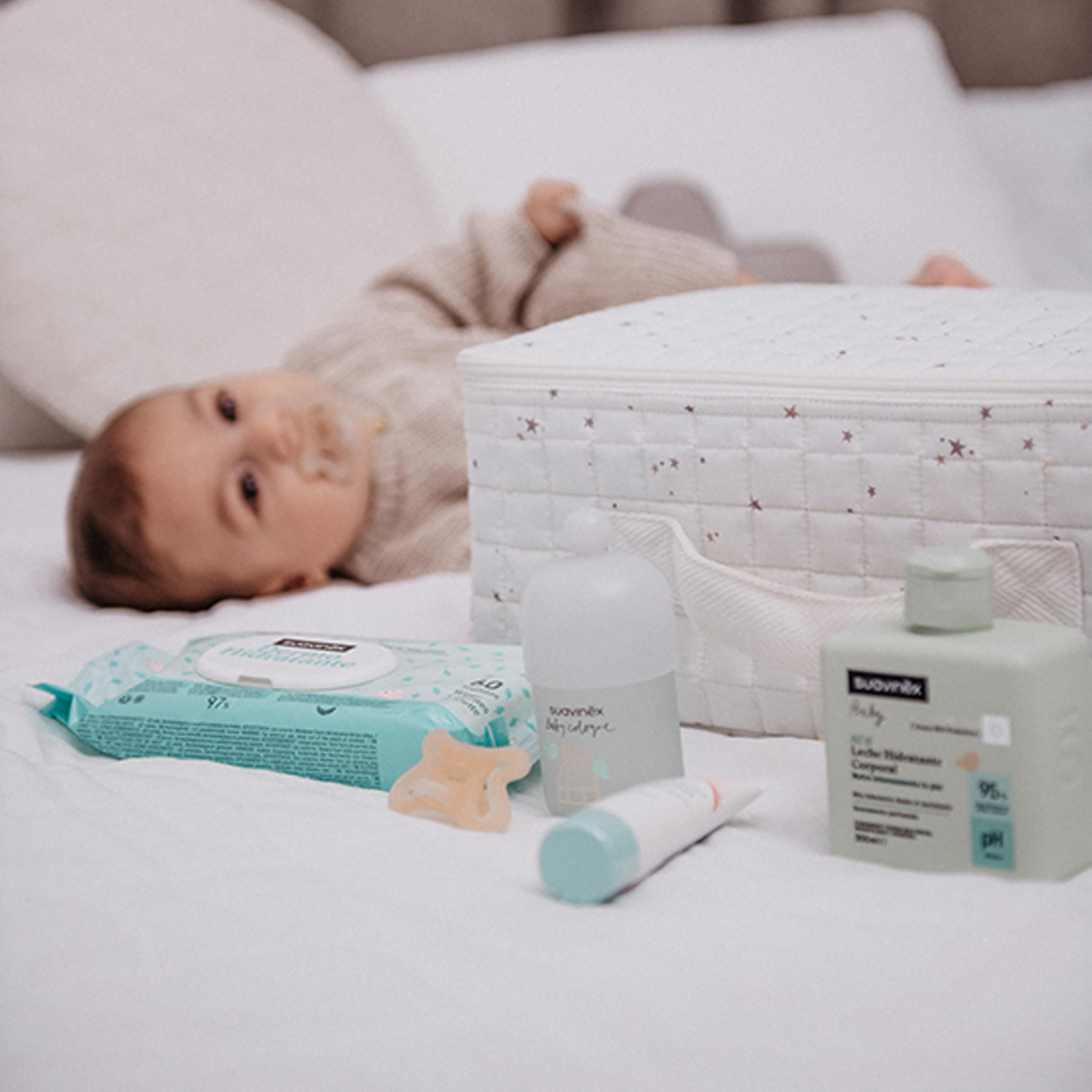 Suavinex, Canastilla Bebé Recien Nacido, Regalo Nacimiento con Maleta de Hospital con: Chupete Zero Zero 0/6 Meses + Baby Cologne 100 ml + Crema del Pañal 50 ml + Toallitas + Leche Hidratante 300 ml