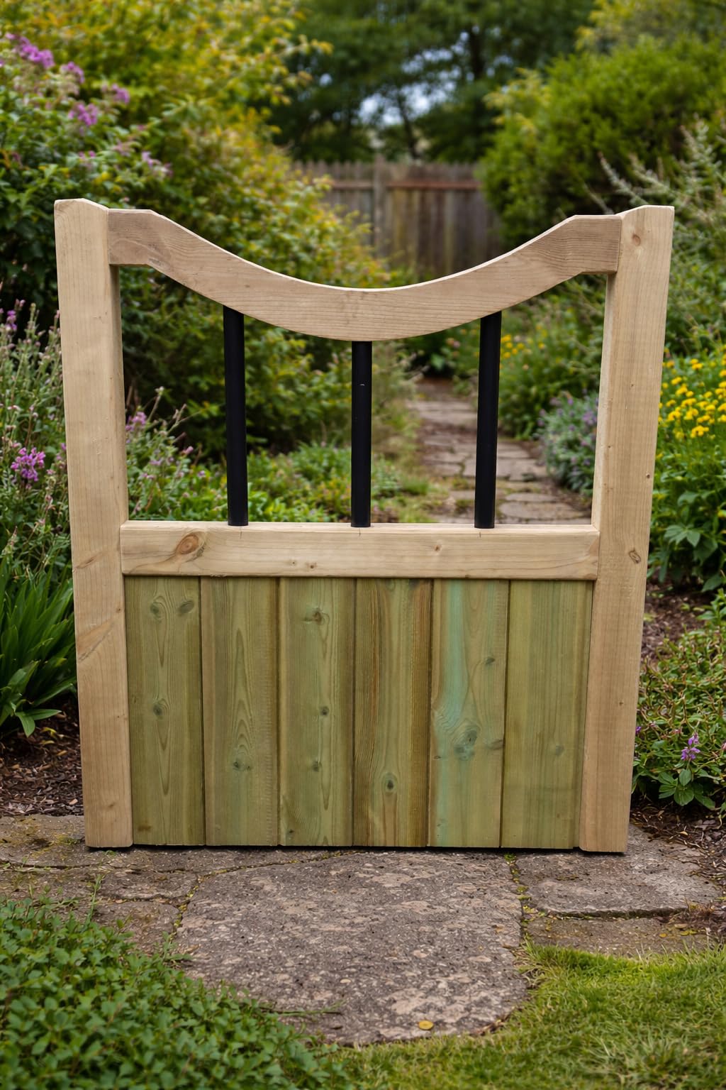 Wooden Garden Gate with Curved Top & PVC Spindles – Pressure Treated Timber Outdoor Pathway Gate for Yard, Lawn & Cottage Garden (120cm High x 105cm Wide x 5cm Deep)