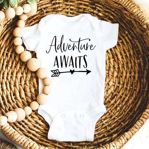 Miniatura 3 de Tipit Drinkware Regalo de embarazo Est 2026  New Mom and Daddy Est 2026 Juego de tazas negras de 11 onzas con The Adventure Begins Onesie (0-3