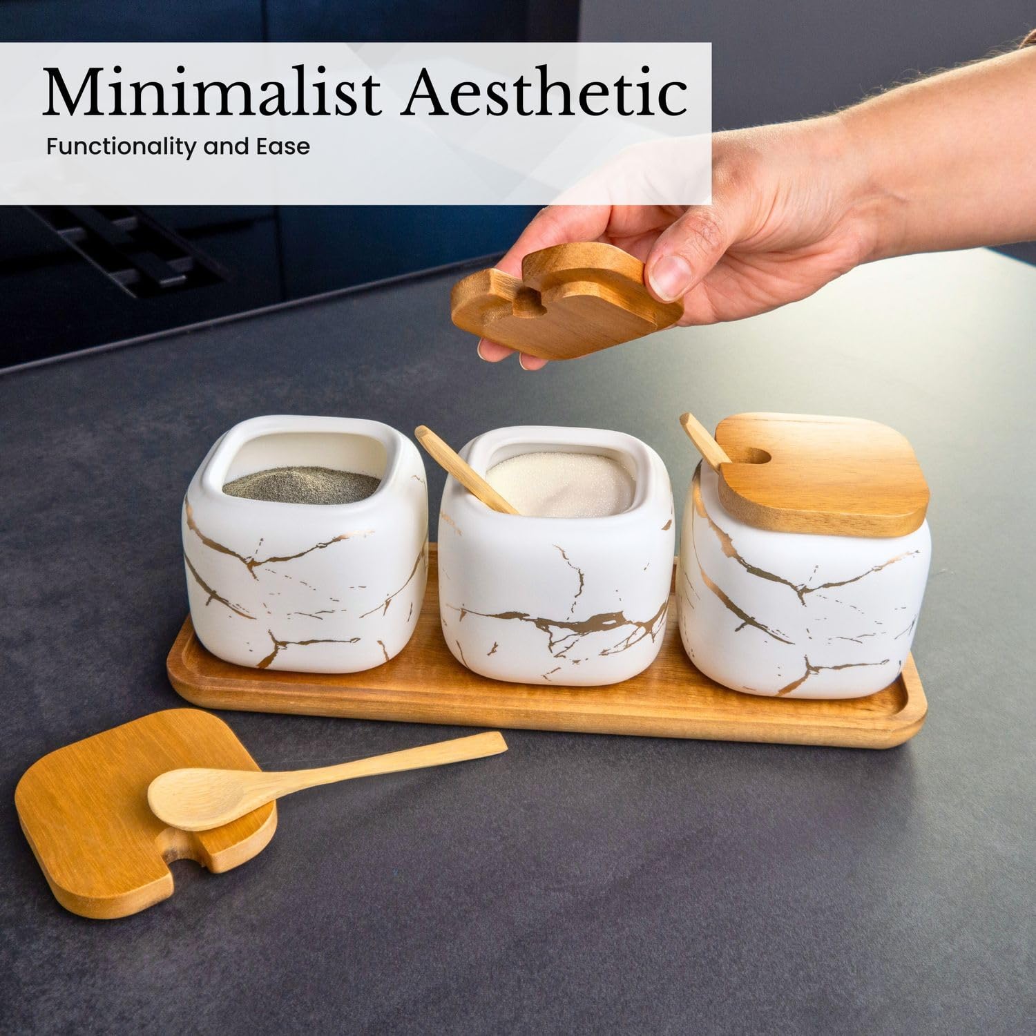 INTIRILIFE Zuckerdose 3er Set mit Deckel und Löffel- Gewürzbehälter 3 teilig aus Keramik in Marmor Optik weiß mit Holztablett- Salz, Pfeffer, Gewürz Töpfe Schüssel Gläser, Vorratsdosen Küche
