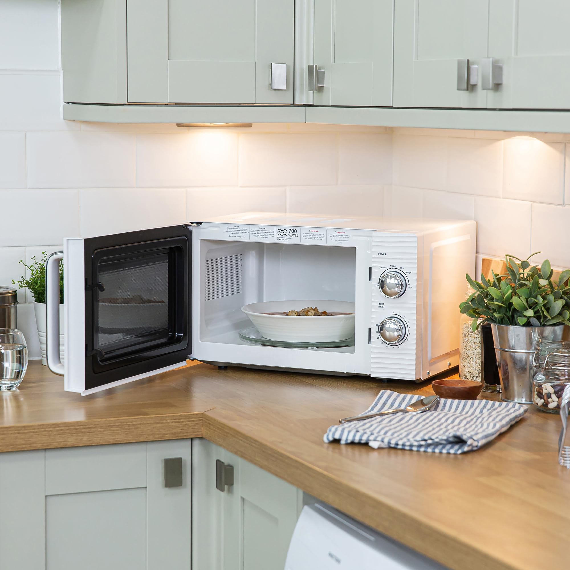 Ręczny piec mikrofalowy Russell Hobbs RHM1731 Inspire 17 l i 700 W, biały, z 5 poziomami mocy, timerem, funkcją rozmrażania, łatwy do czyszczenia.