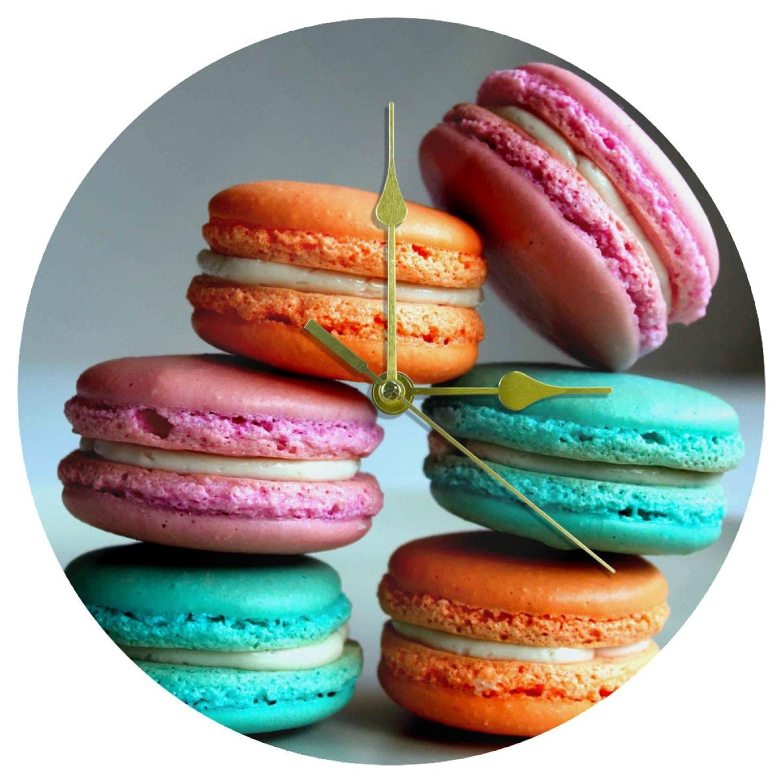 Horloge murale macaron ronde et colorée pour décoration de cuisine familiale et espace de jeu