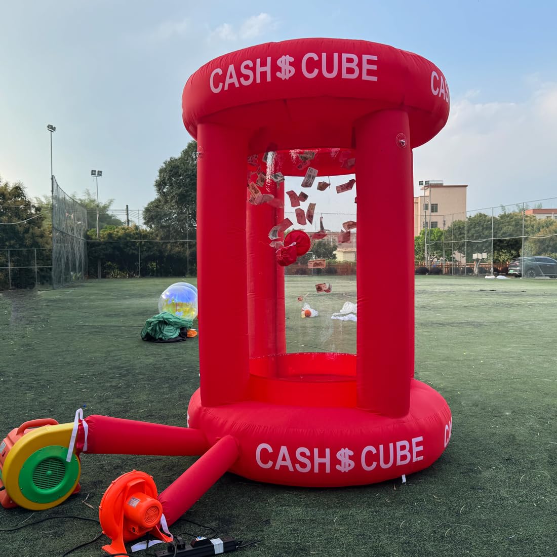 Aufblasbare rote Geldwürfelkabine Aufblasbarer Würfel Bargeld Greifer Maschine Schnell Aufblasbare Geldautomat Booth Geldgreifer Maschine mit 2 Gebläsen für Werbeaktion Werbung Events