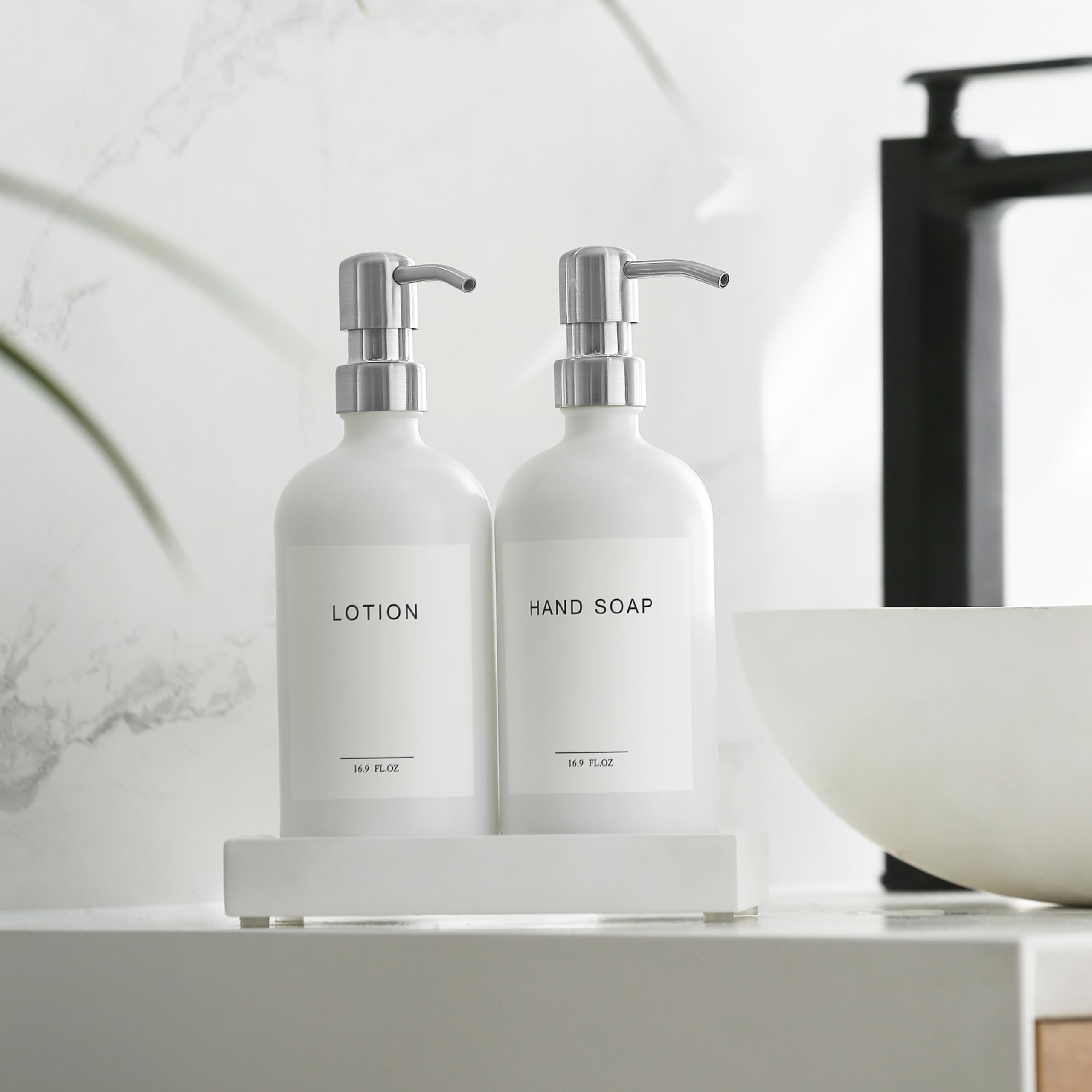 Dispenser di sapone in vetro con pompa e vassoio per cemento, dispenser di sapone vintage per bagno e cucina, set con etichette impermeabili per sapone per piatti, sapone per le mani, lozioni (bianco