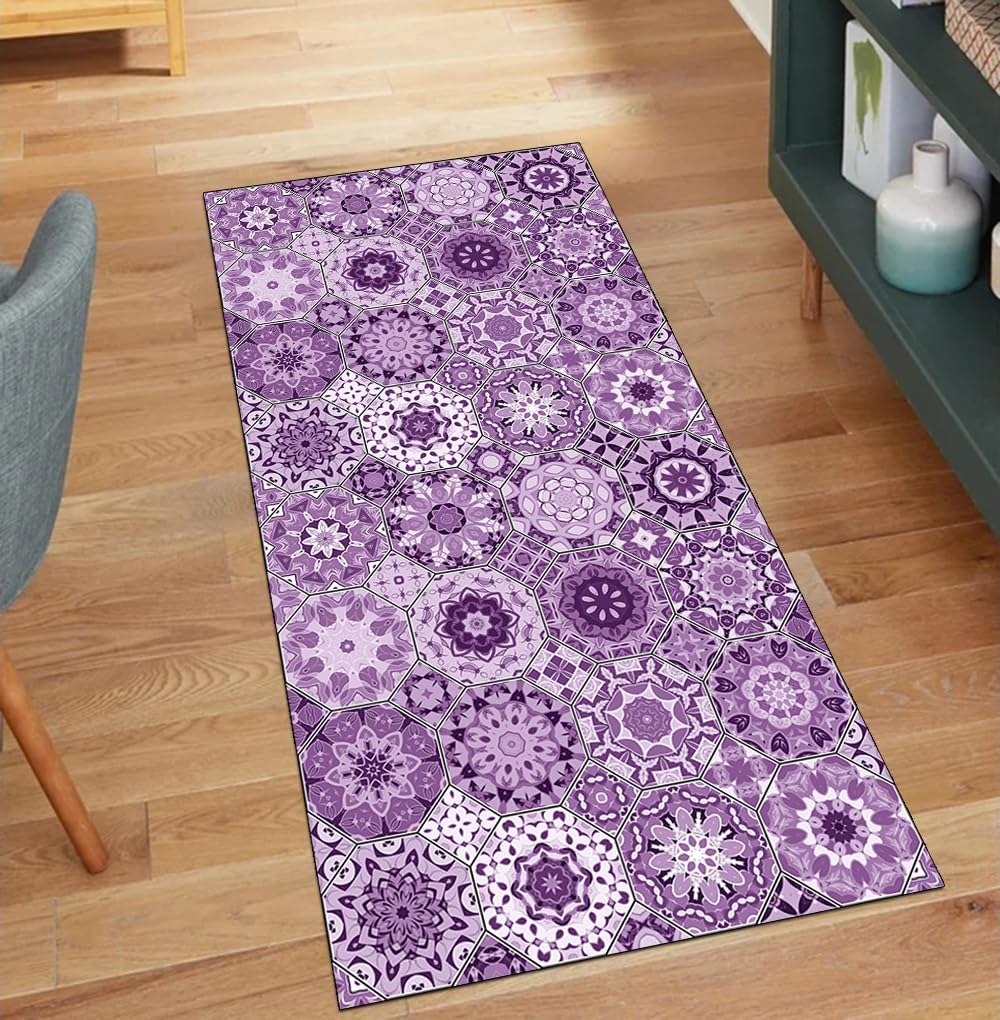 Alfombra de pasillo morada ideal para dar calidez al dormitorio