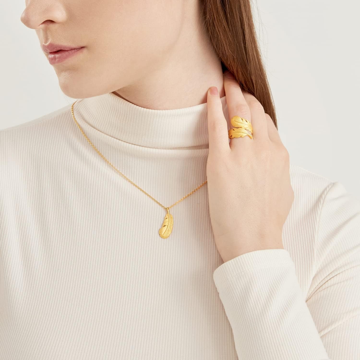 CHOW SANG SANG 999.9 24K Solid Gold Price-by-Weight Gold Feather Pendant 86820P [Not Include the Necklace]