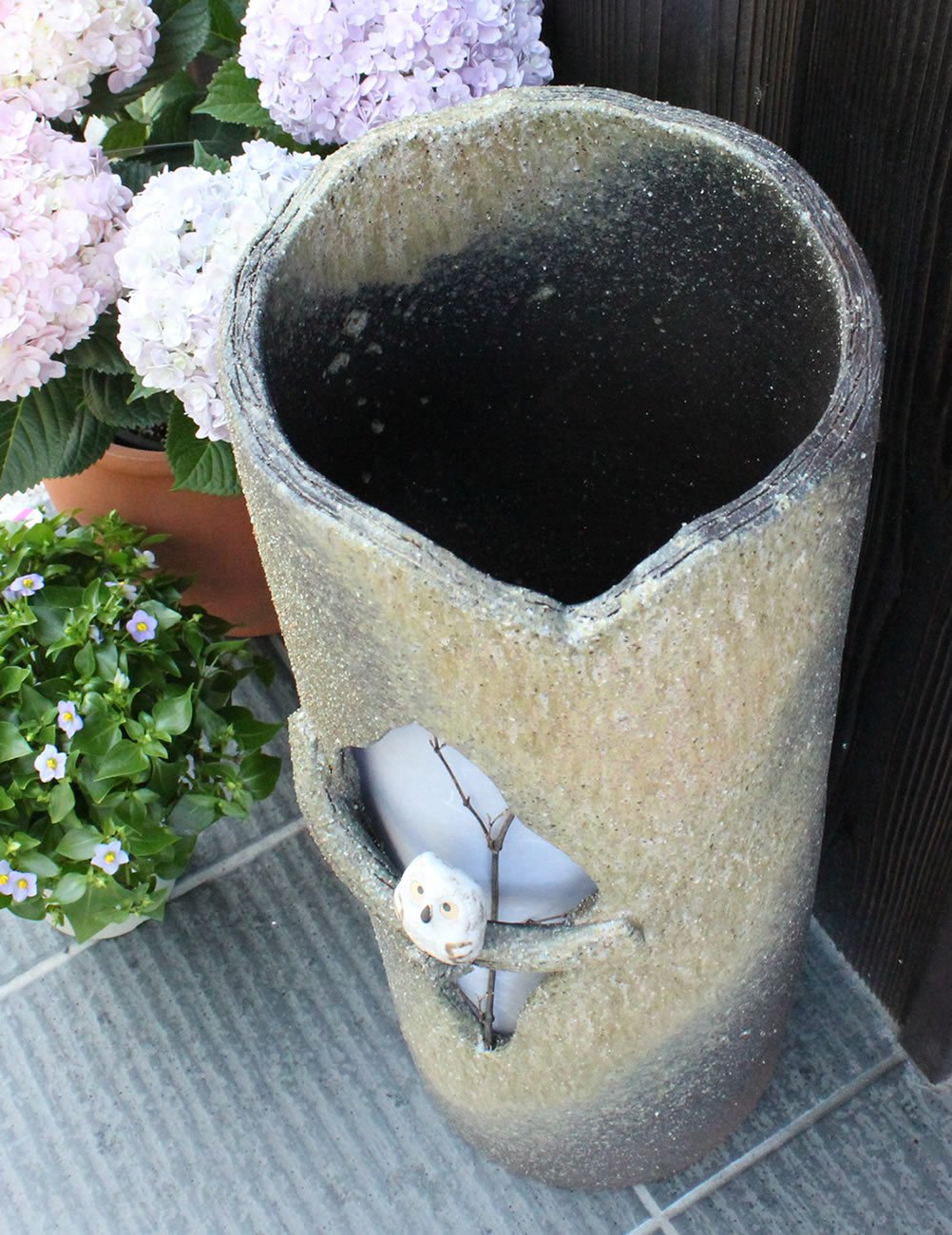 Amazon｜信楽焼 ふくろう 傘立て【kt-0038】インテリア 陶器 傘立 かさ