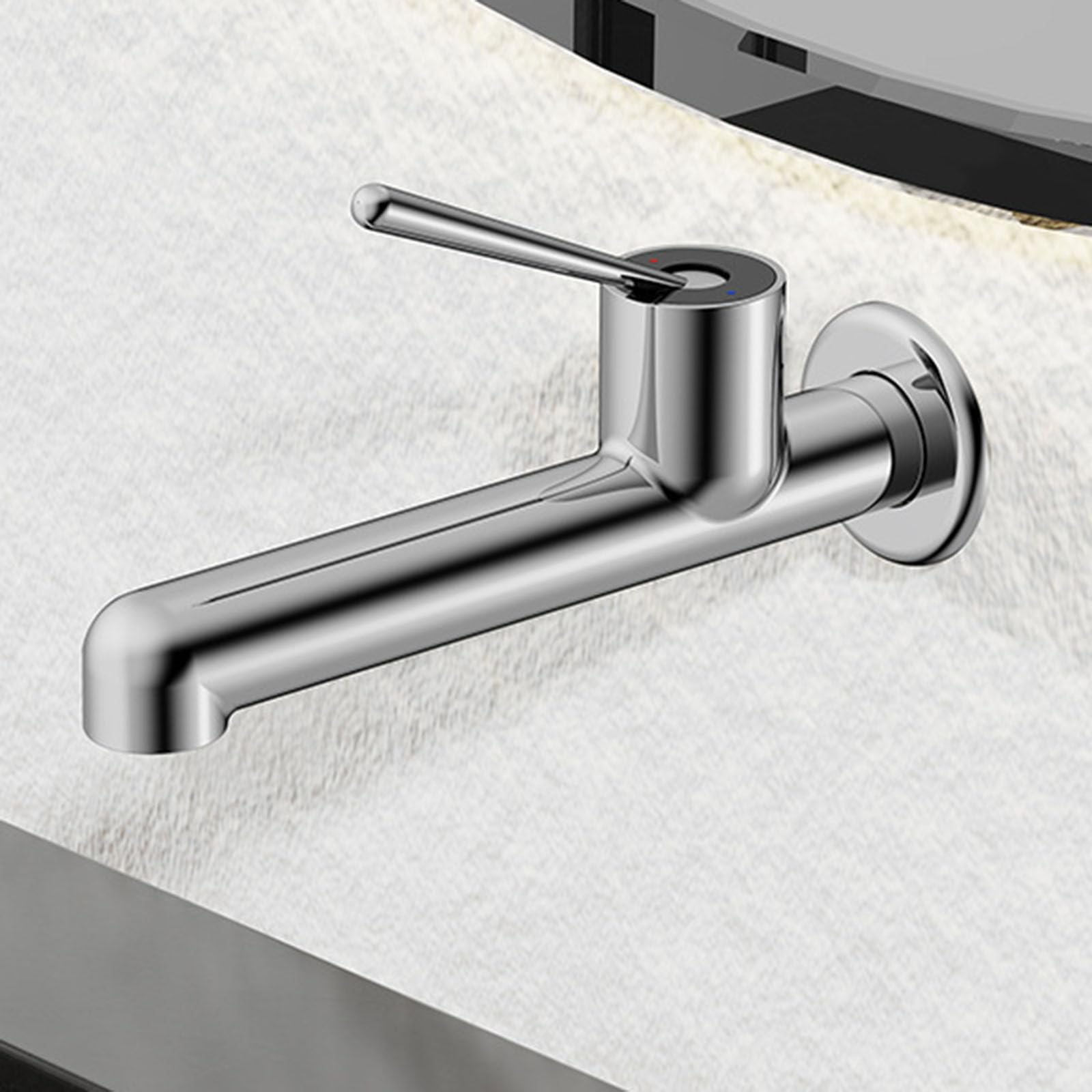 Robinet lavabo encastré au design chromé luxueux pour une salle de bain moderne et épurée