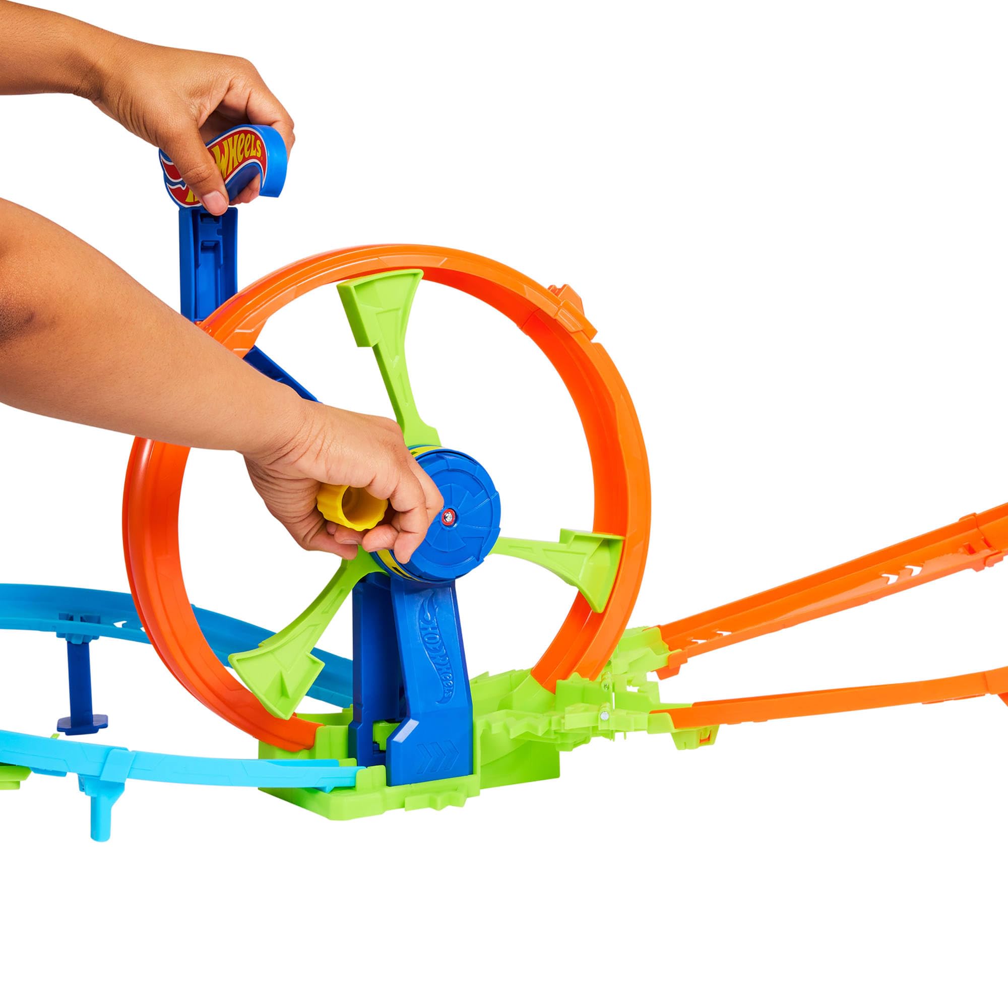 Hot Wheels Stunt Tracks Wyścigowa Turbo Pętla Zestaw do zabawy, samochodowy tor wyścigowy w kształcie ósemki, przyspieszacz, strefa kraks i metalowy samochodzik w skali 1:64, zabawka dla dzieci 4+