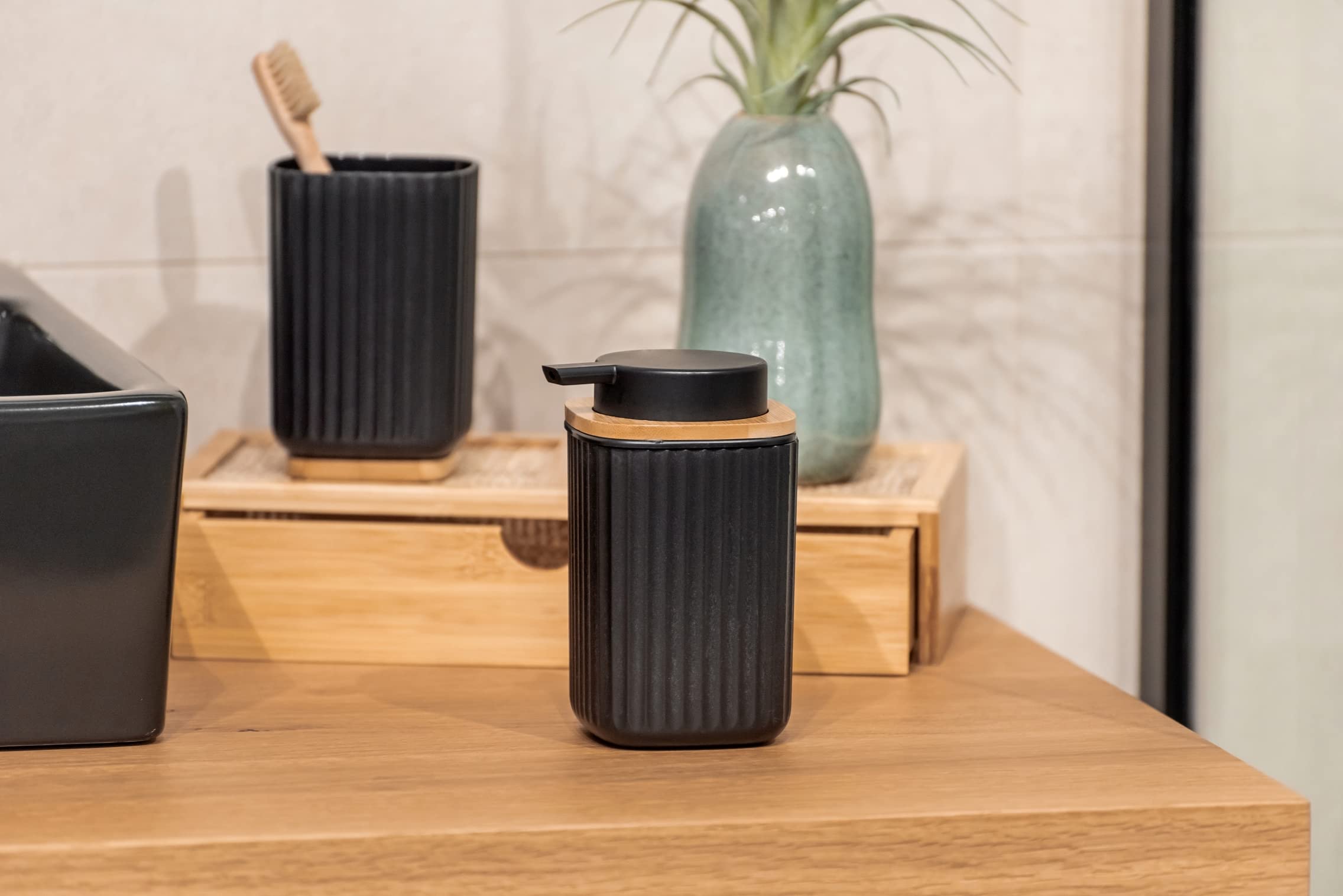 WENKO Dispensador de jabón Rotello, dosificador recargable con capacidad de 250 ml, en plástico de calidad óptima y detalles de bambú, apto para lavavajillas, 8,9 x 12,7 x 7,5 cm, negro/natural