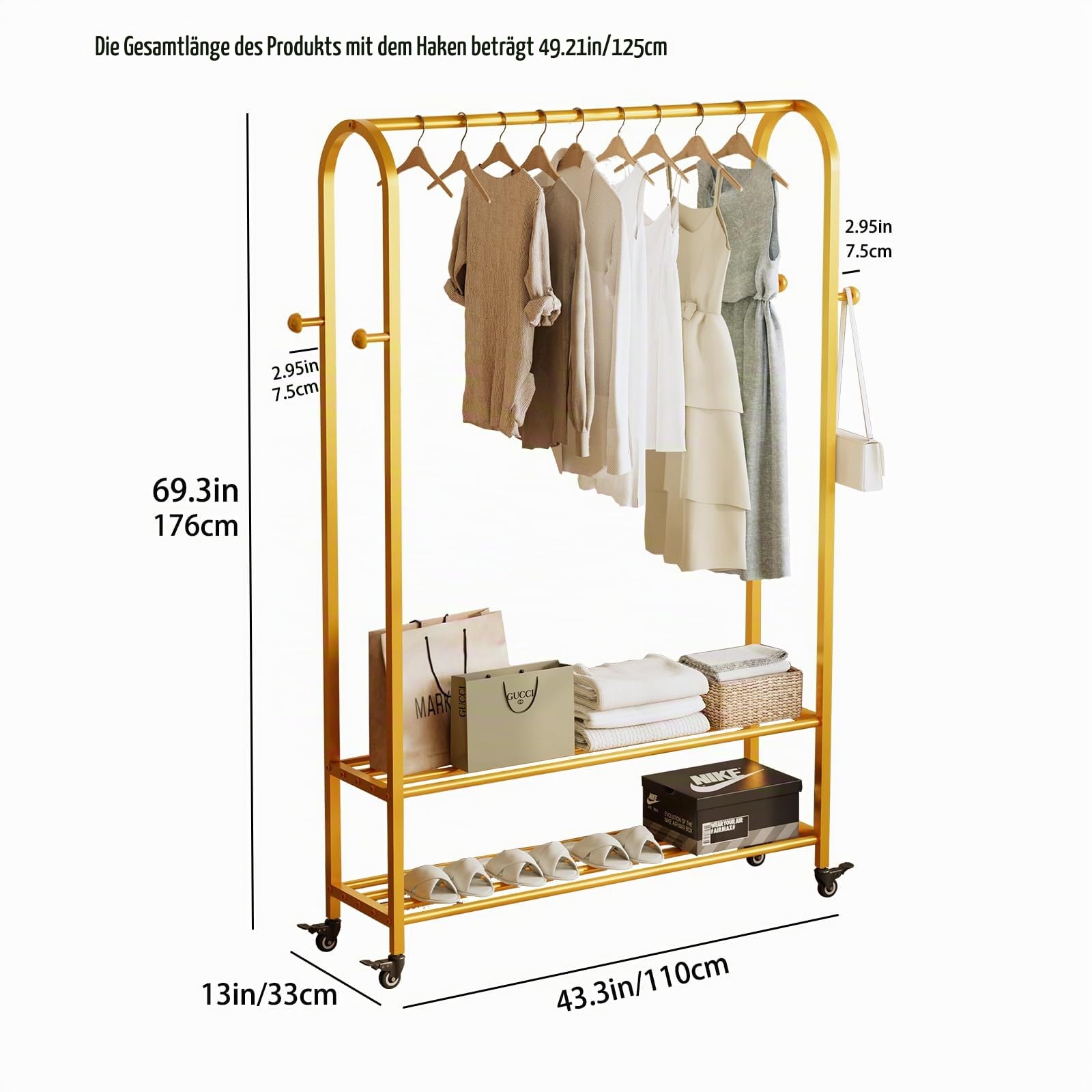 Kleiderständer auf Rollen 110 cm, Garderobenständer Metall mit 2 Ablagen und 4 Haken, Mobiler Kleiderständer mit Feststellbaren Rollen, Bogenförmiges Design, Robust & Elegant (Gold)