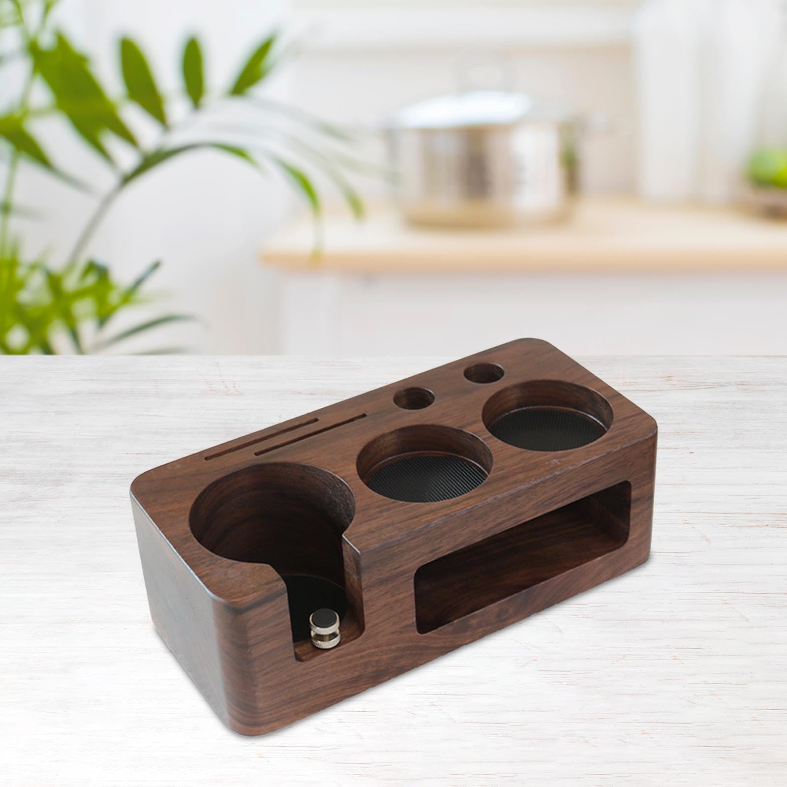 Kaffeetamperstation mit Rutschfester Matte, robustem Holzständer, einzigartigem Siebträgerhalter und Kaffeezubehör.