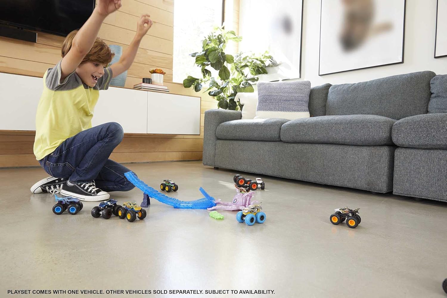 Hot Wheels Monster Trucks Octo-Slam Hero Playset with 1:64 Scale Die-cast Tiger Shark Vehicle, 2 Crushable Cars & Launcher, Gift for Kids Ages 3 to 8 Years Old