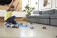 Vista 3 de Hot Wheels Monster Trucks Octo-Slam Hero Playset con vehículo de tiburón tigre fundido a escala 1:64, 2 autos triturables y lanzador, regalo