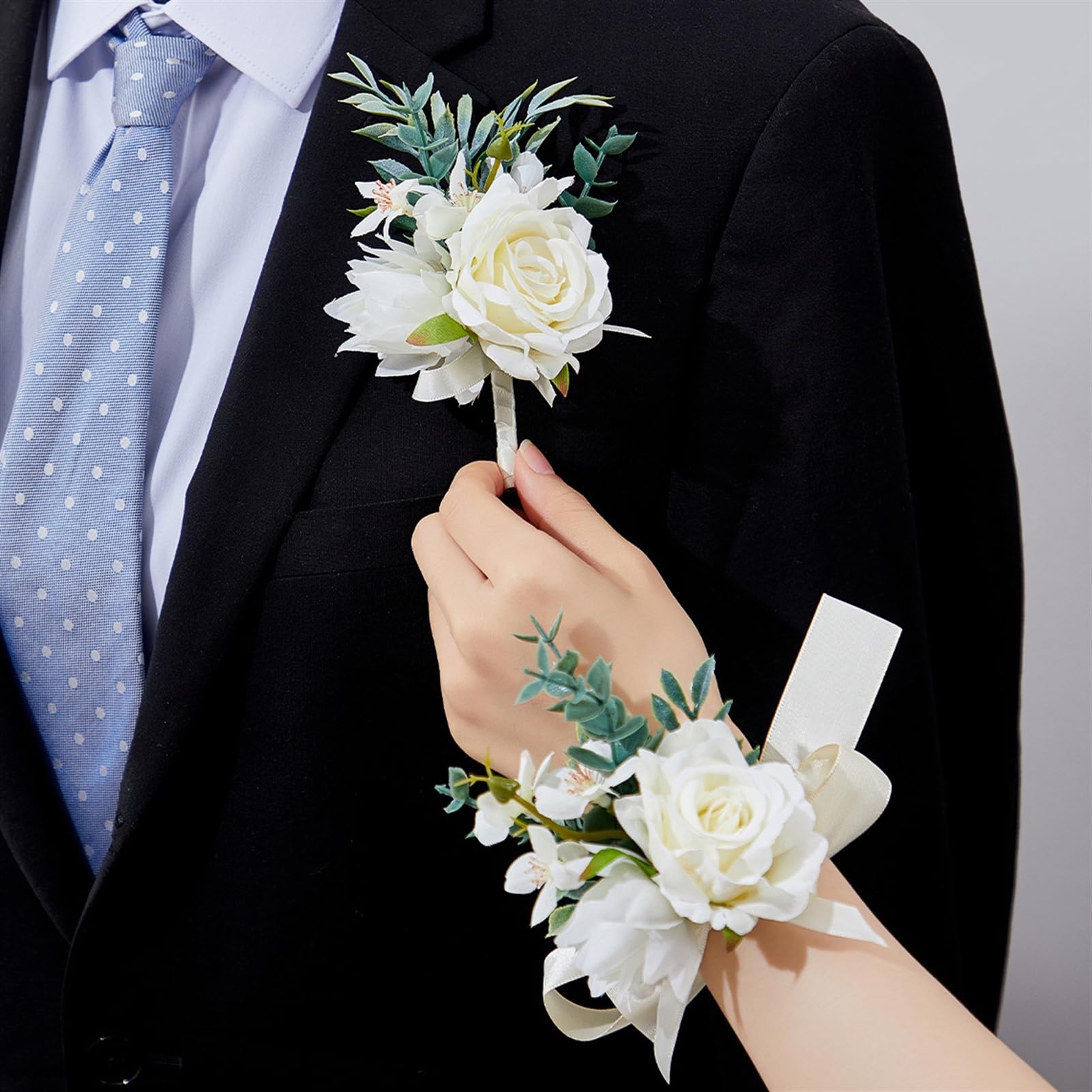Boutonnière de marié fleurs artificielles pour éviter les taches sur costume blanc