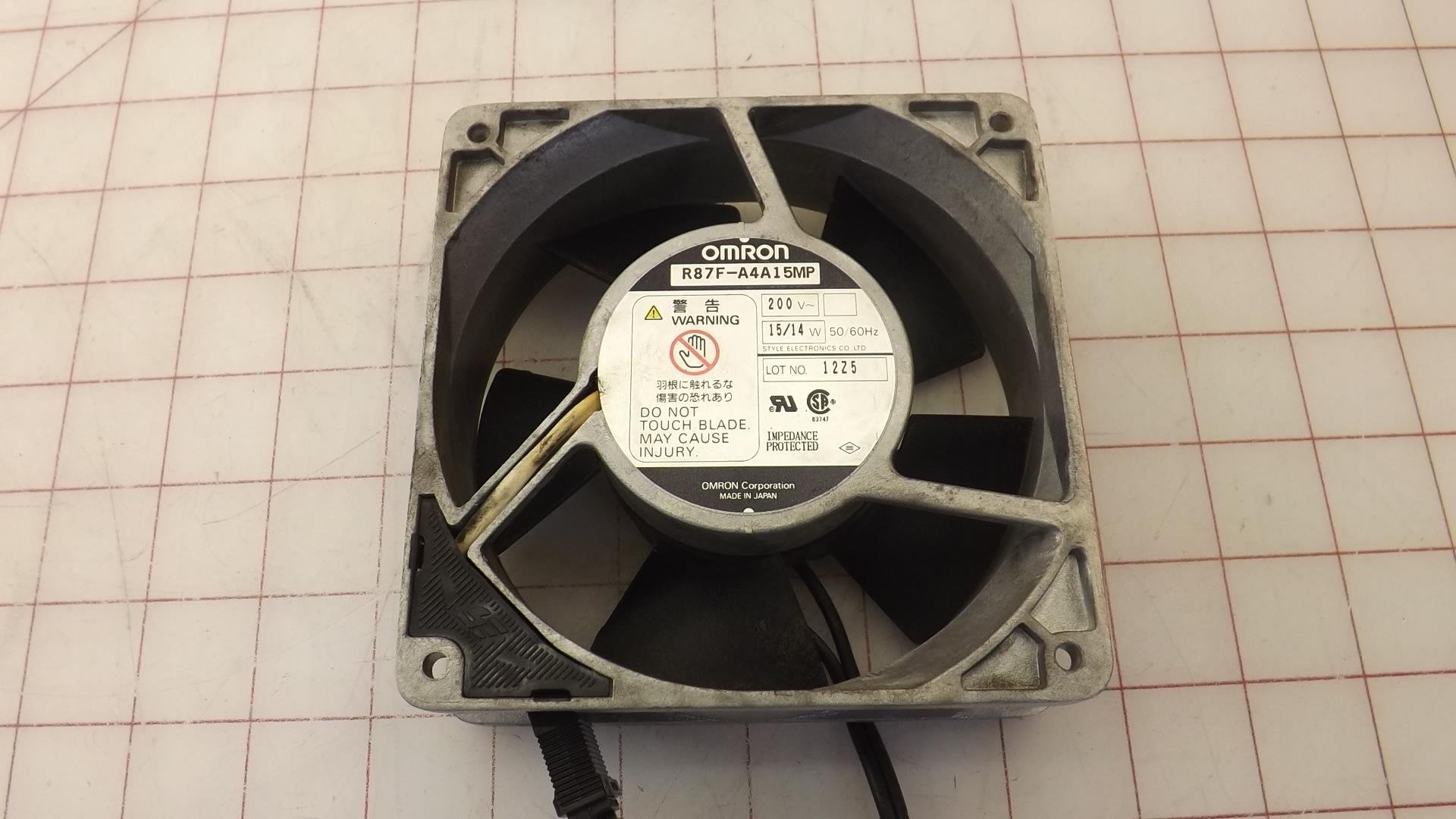 R87F-A4A15MP, AC Fan Axial Ball Bearing 200V 77.69CFM/88.29CFM 39dB/42dB 119.5 X 119.5 X 38mm Long Life/Low Noise