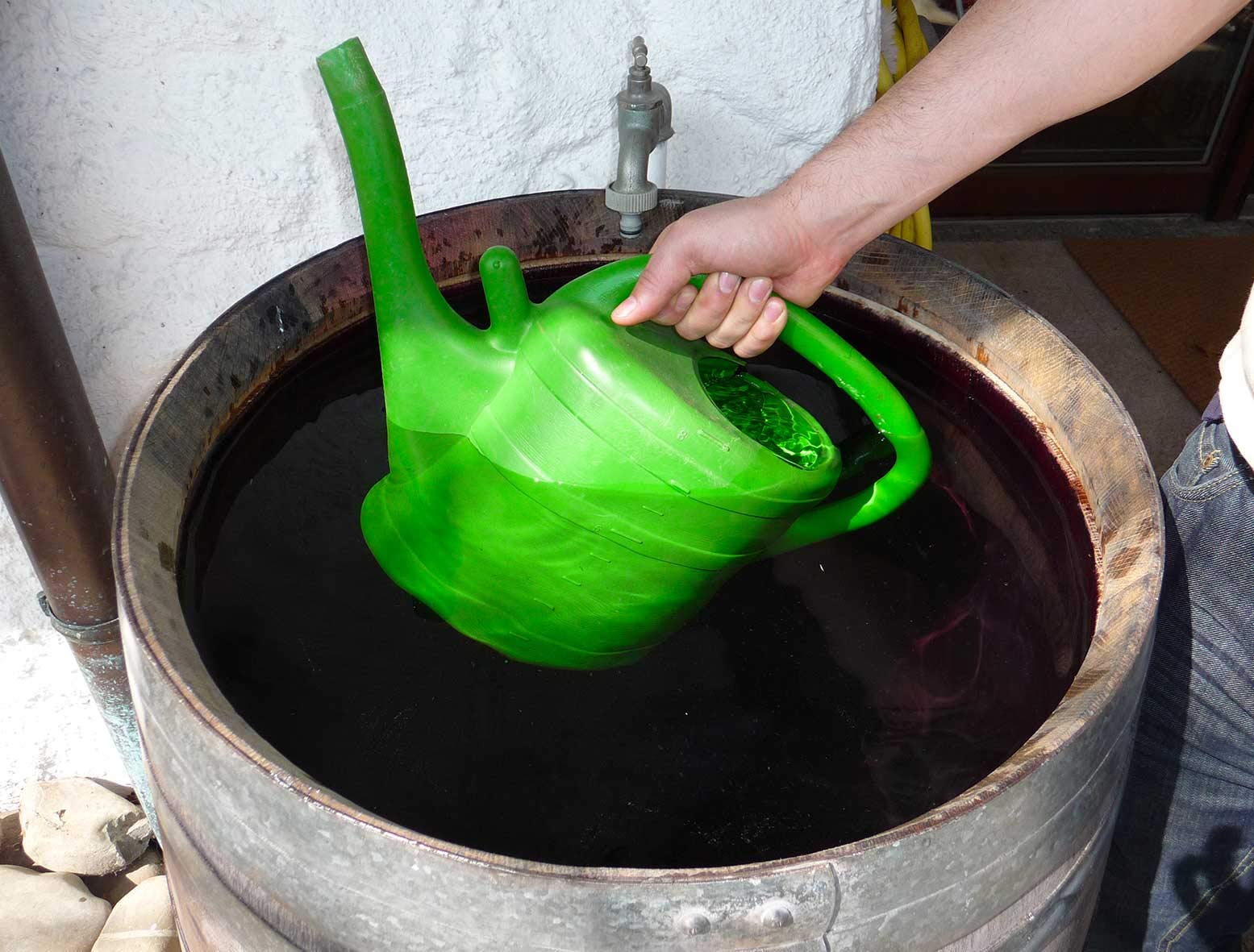 Temesso Regentonne mit Deckel, Regenfass Holzfass, Weinfass, Tonne, Eiche 225 Liter Wasserfass - original Fass (Deckel Edelstahlgriff)