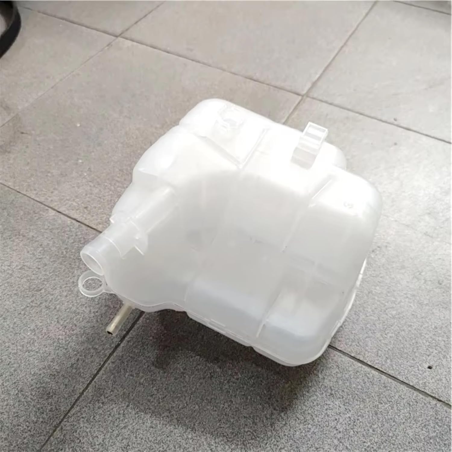 Engine Coolant Tank For Buick For Excelle GT 2009-2014 Cooling Auxiliary Kettle Antifreeze Coolant Expansion Tank With Copper Tube