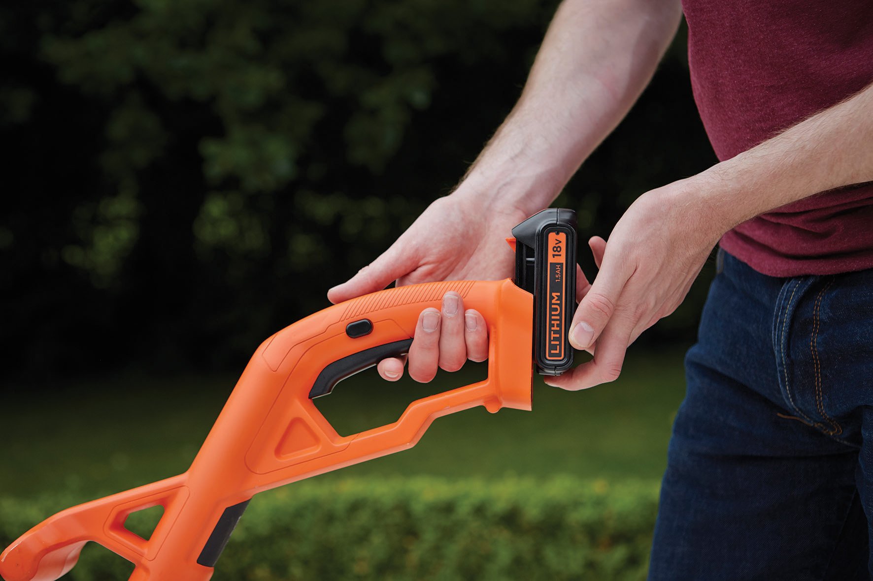 BLACK+DECKER Cortabordes 18V, Ancho de Corte 25cm, Sistema Reflex, Cabezal Giratorio Flip-to Edge, Mango Telescópico, Incluye Bobina de Hilo 9m y Batería de Litio 1.5Ah, 9000rpm, ST1823