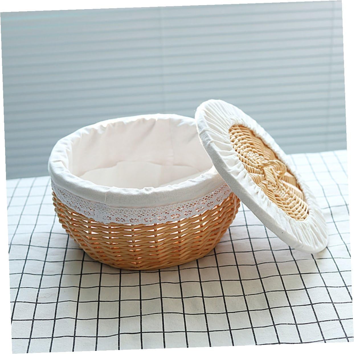 Baluue Woven Snack and Bread Storage Basket with White Cotton Liner, Medium 30cm Diameter Rattan Fruit Basket for Kitchen Countertop and Dining Table Organization