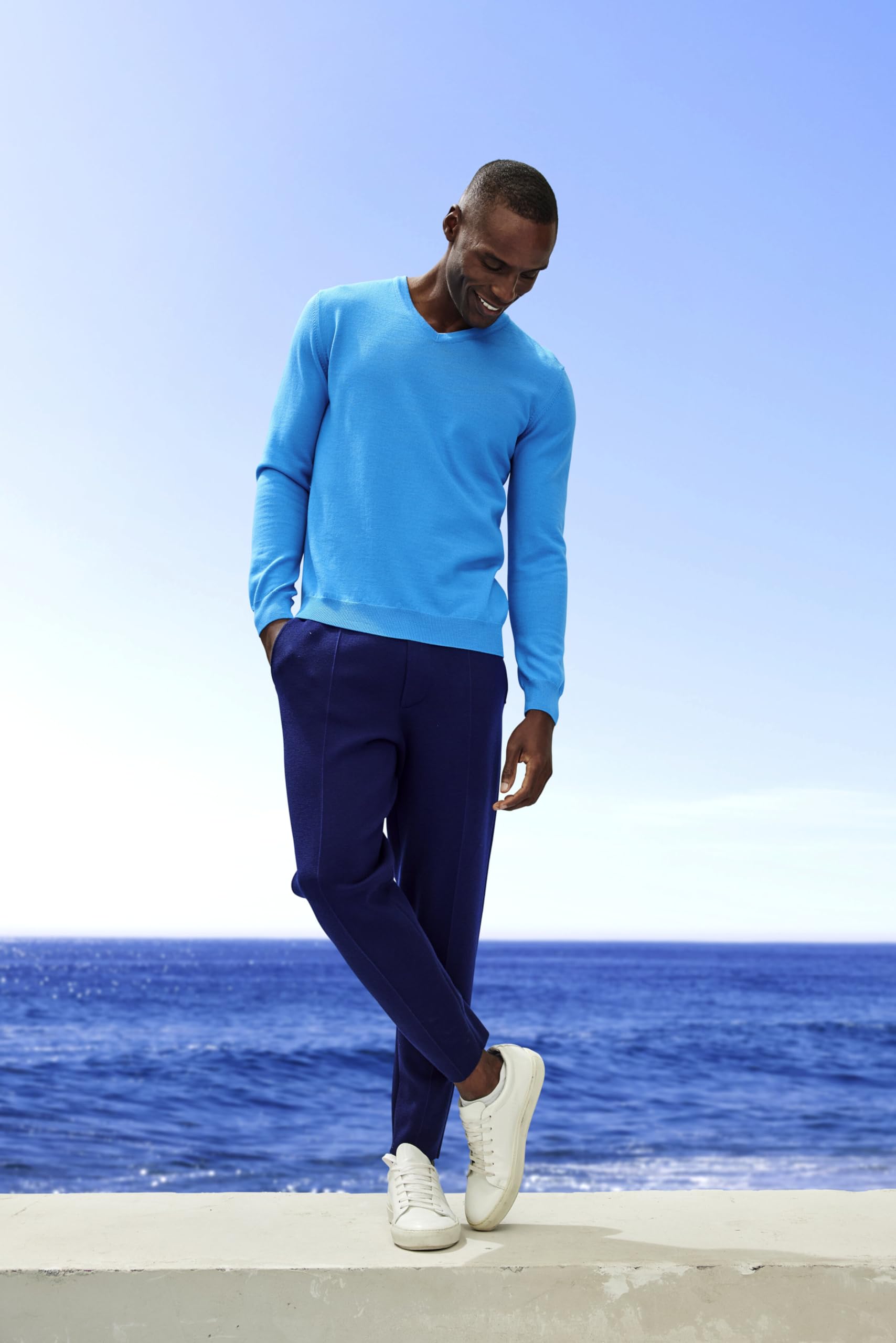 FALKE Herren Basic New Merino V-Neck Pullover elegant klassisch für Business und Freizeit mit V-Ausschnitt atmungsaktive klimaregulierende geruchshemmende Wolle 1 Stück | aus reiner, extrafeiner Merinowolle