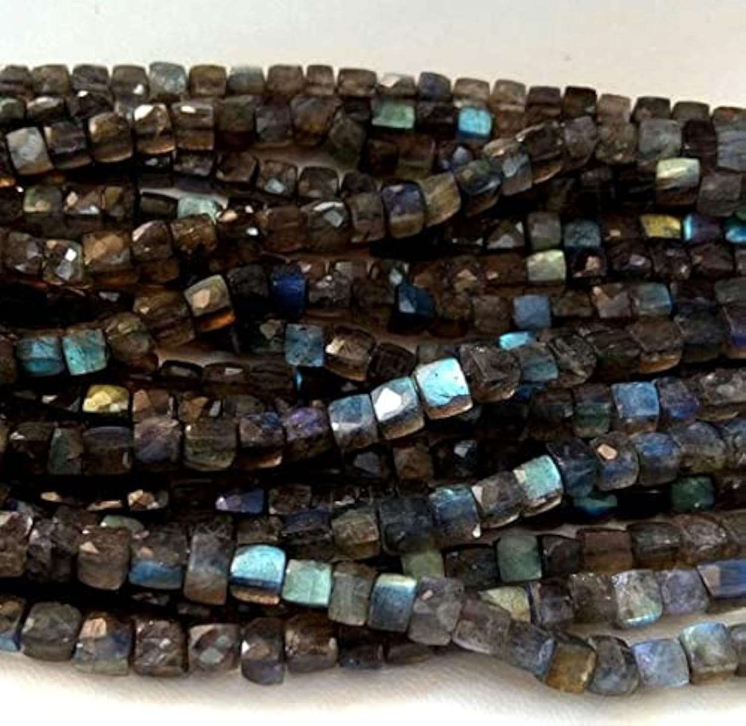 Labradorite perles cubes de 4mm : créez vos bijoux d'été en pierres naturelles
