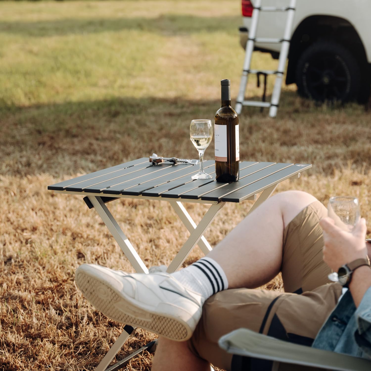 CAMPWERK Alu Camping Tisch, Campingtisch, Klapptisch, Gartentisch, Camping Möbel, Faltbar & Tragbar, Leichtes Aluminiumgestell, Für 4 Personen, Mit Teleskop-Tischbeinen, 63 x 63 cm