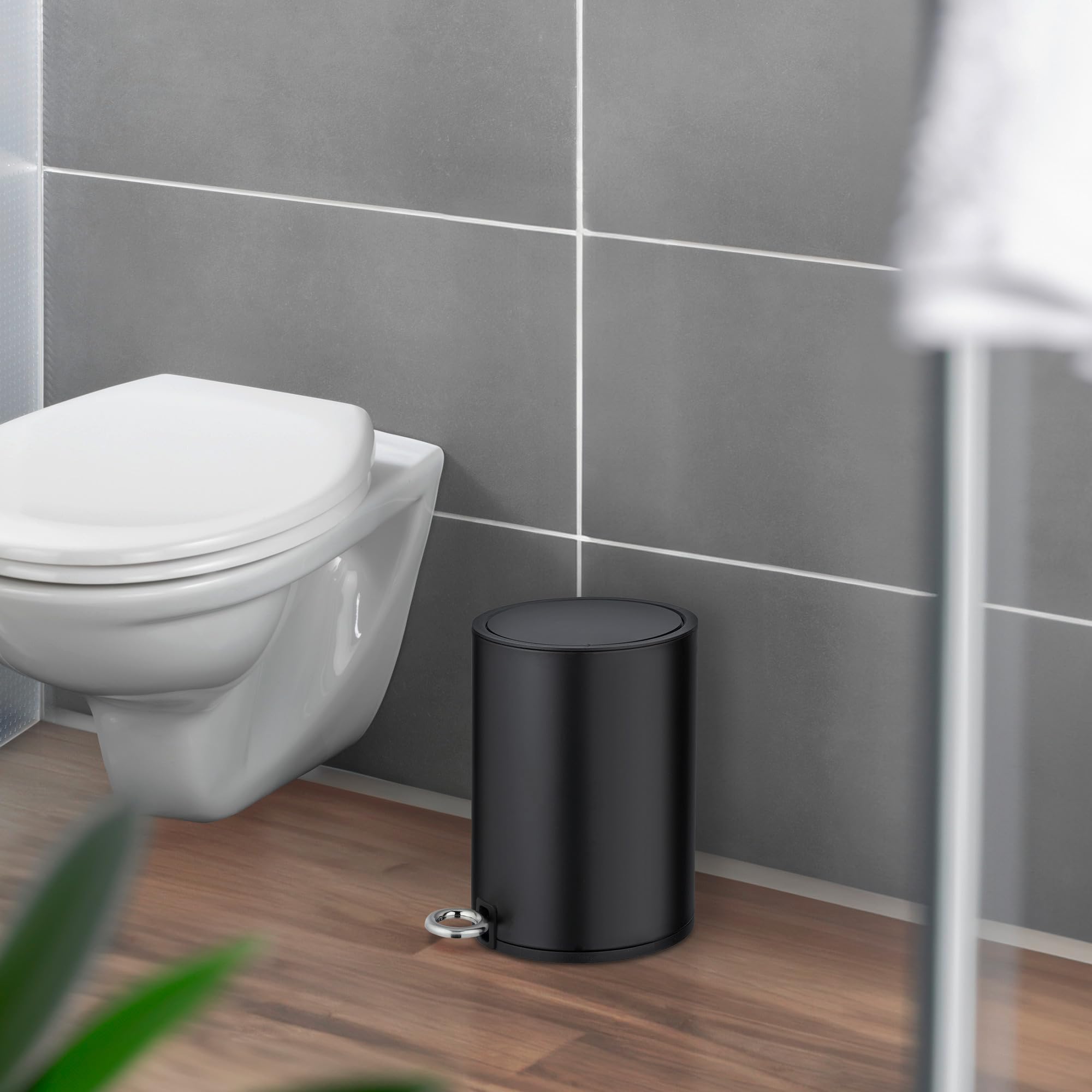 WENKO Cubo de pedal para cosmética Monza Easy Close negro mate 3 ltr. - Cubo de cosmética, cubo de basura con dispositivo automático de descenso Capacidad: 3 l, Acero, 18.5 x 25.5 x 24.5 cm, Negro