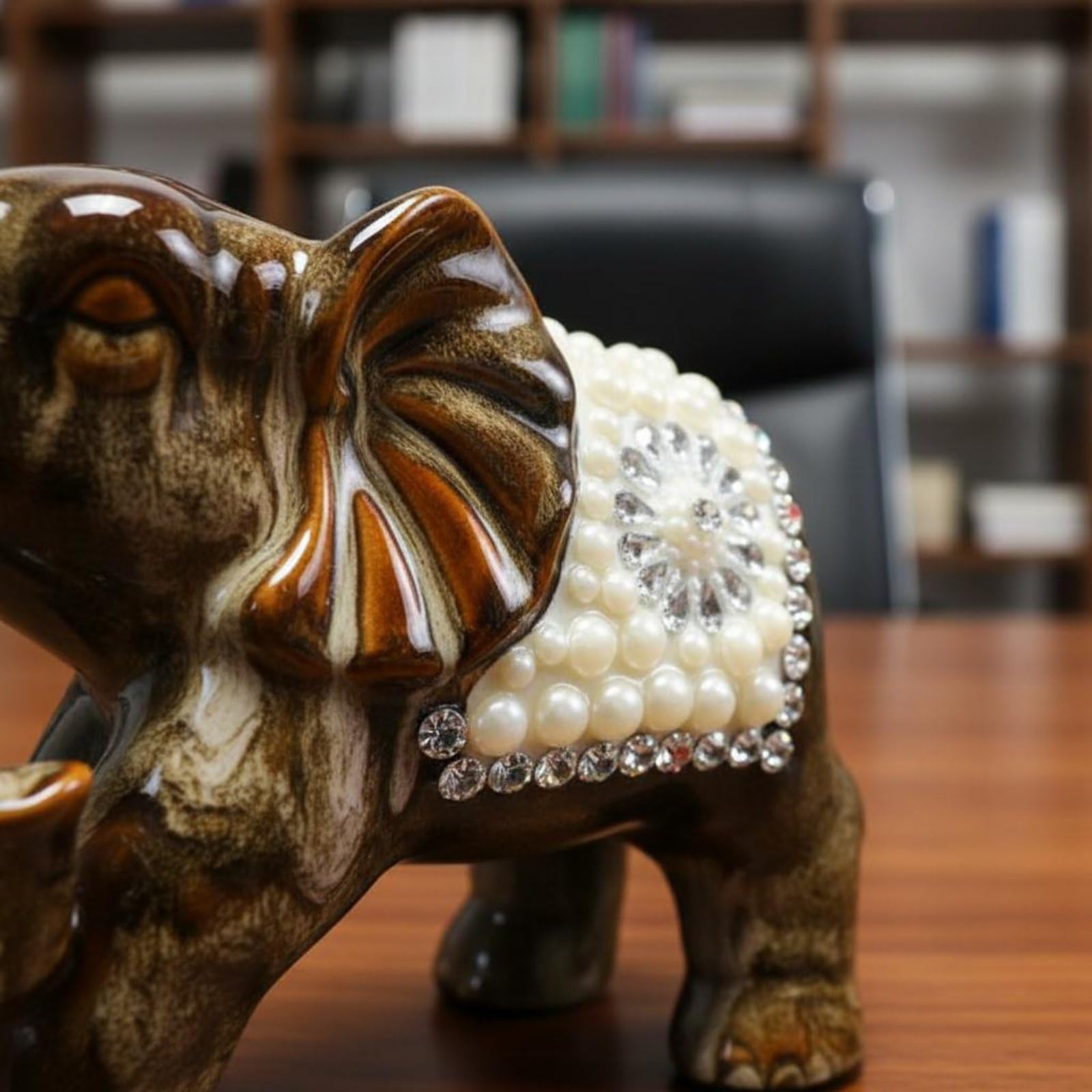 Statuetta in Ceramica Figurina Scultura Soprammobile Decorazione Porcellana Monocromatica Portafortuna con Abbellimenti Raffinati Adatta per Scrivania Consolle Casa Souvenir Aziendale