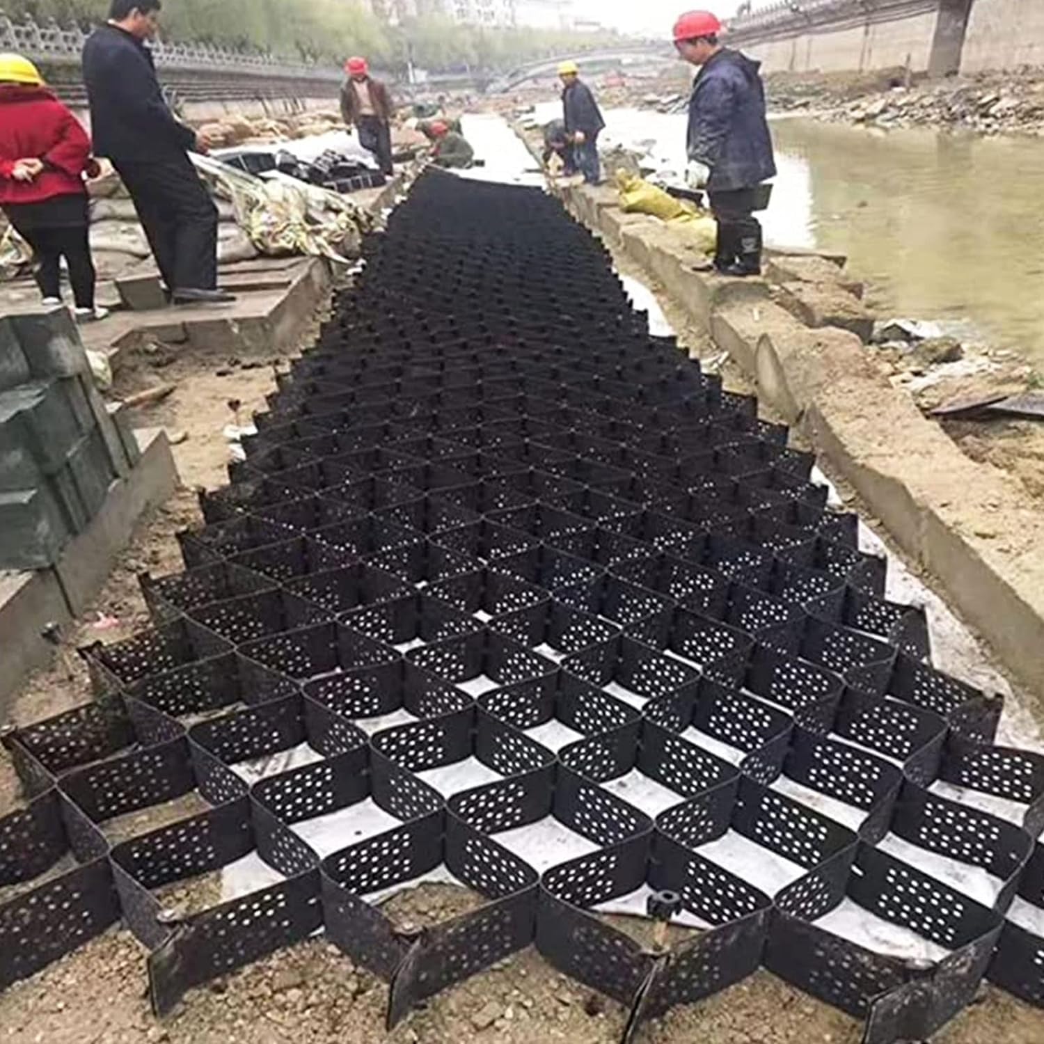 Grilles d'allée Grid de Gravier pour Aménager un Parking Perméable en Famille 10x6m