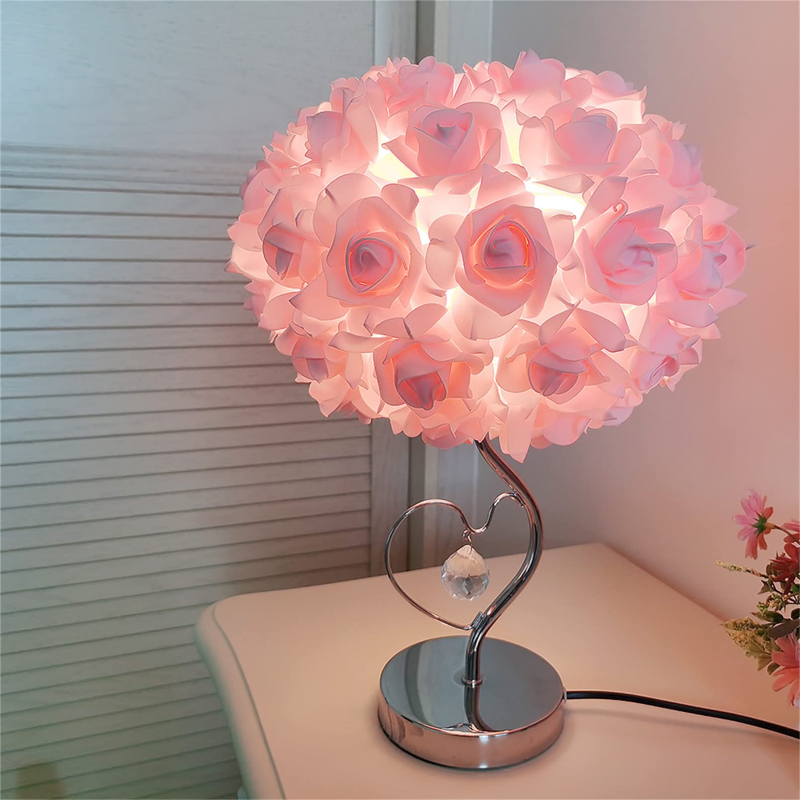 Lampe de bureau fleurs de roses pour créer une ambiance cocooning de chevet