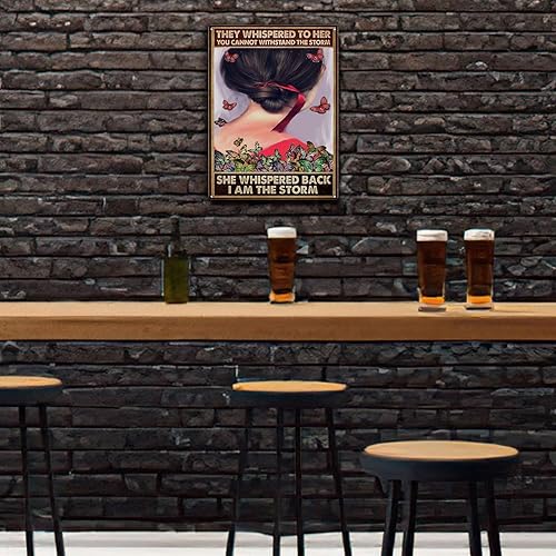 Vista 24 de xitangyouyu Letrero de hojalata con texto en inglés "They Whispered to Her You Cannot Withstand The Storm I Am She Back" de metal retro para Soy