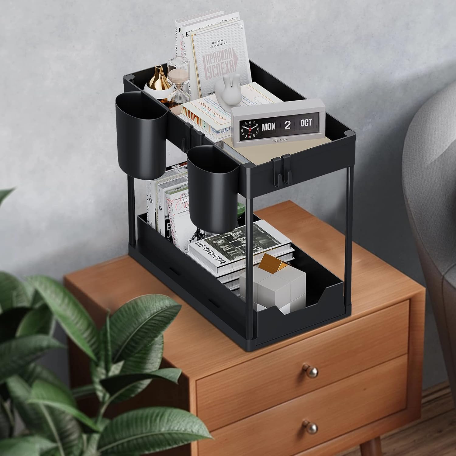 Organizador de 2 niveles para debajo del fregadero con cestas extraíbles deslizantes, estante de almacenamiento de baño con ganchos y tazas, estante de gabinete para encimeras y suministros de