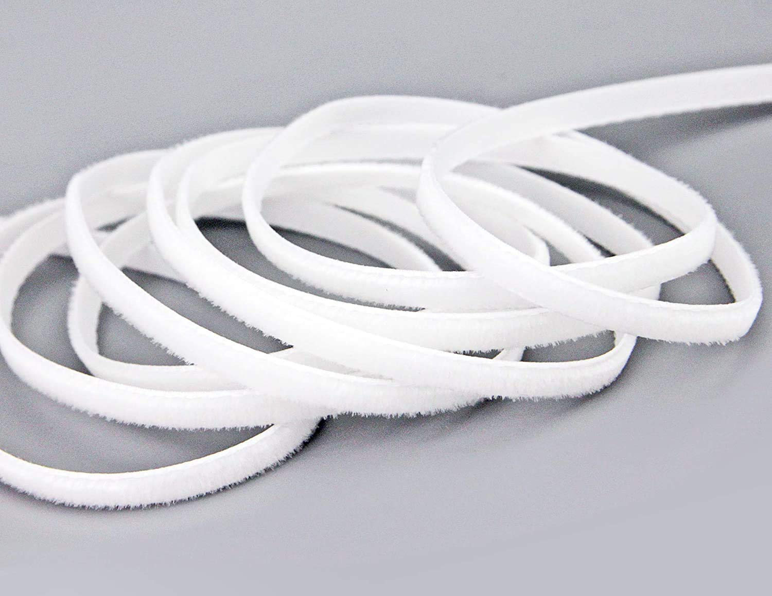 Finemark 3m x 9mm Classic Solid White Velvet Ribbon for Sewing & Decorating, 401 white, 3 m x 9 mm
