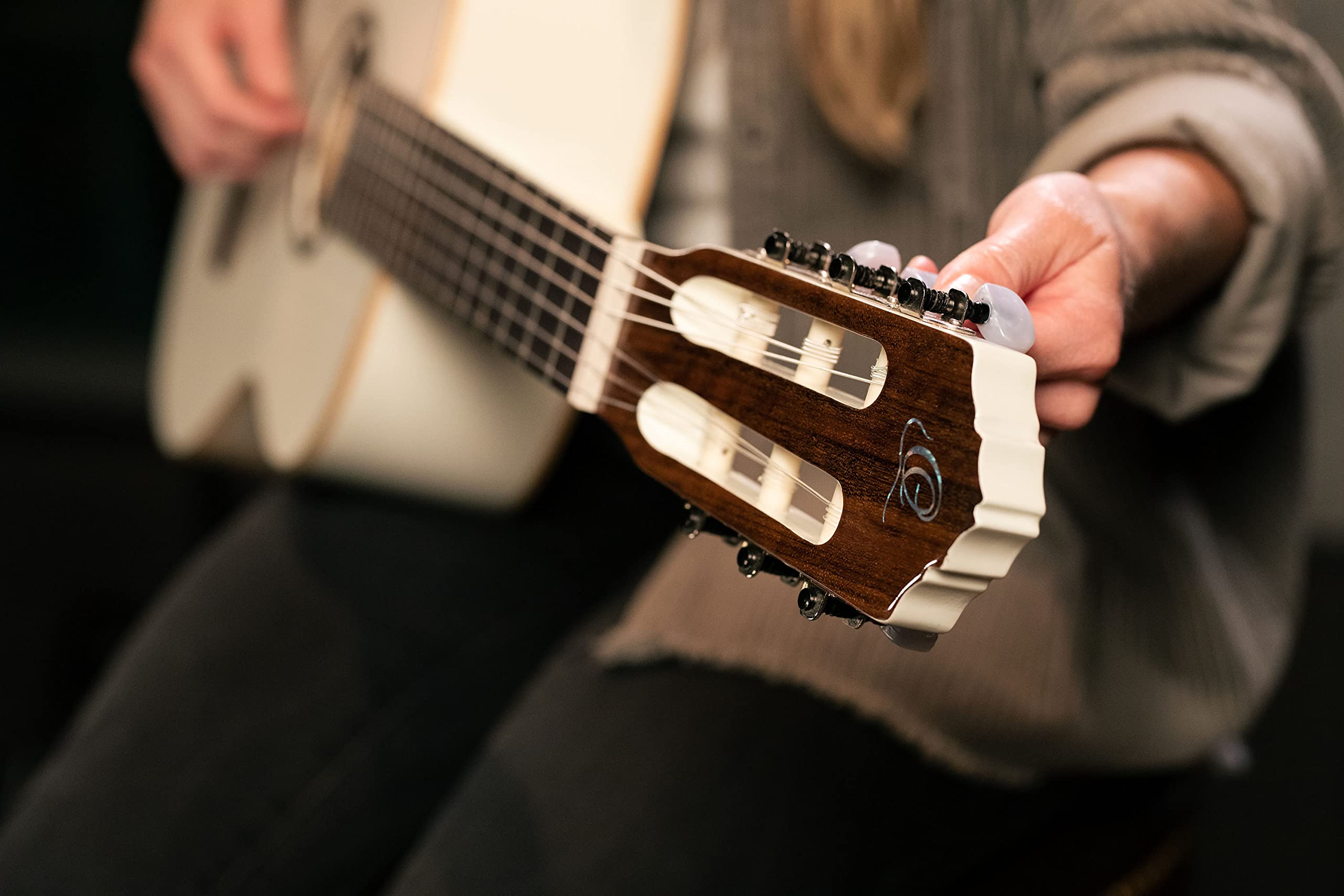 Ortega Guitars Chitarra Concerto Bianca Misura Standard - Serie Family - include Gig Bag - mogano/top in abete (R121WH)