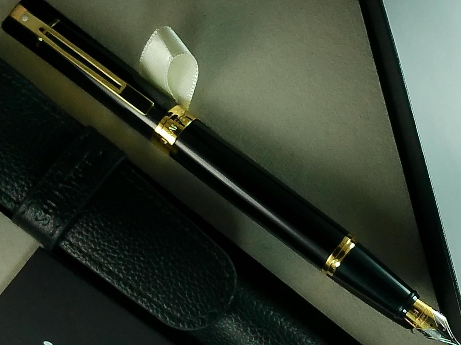 Sheaffer 300 Glossy black with Gold Trim Pen and Leather Pouch Gift Set (Fountain Pen, Fine Nib)