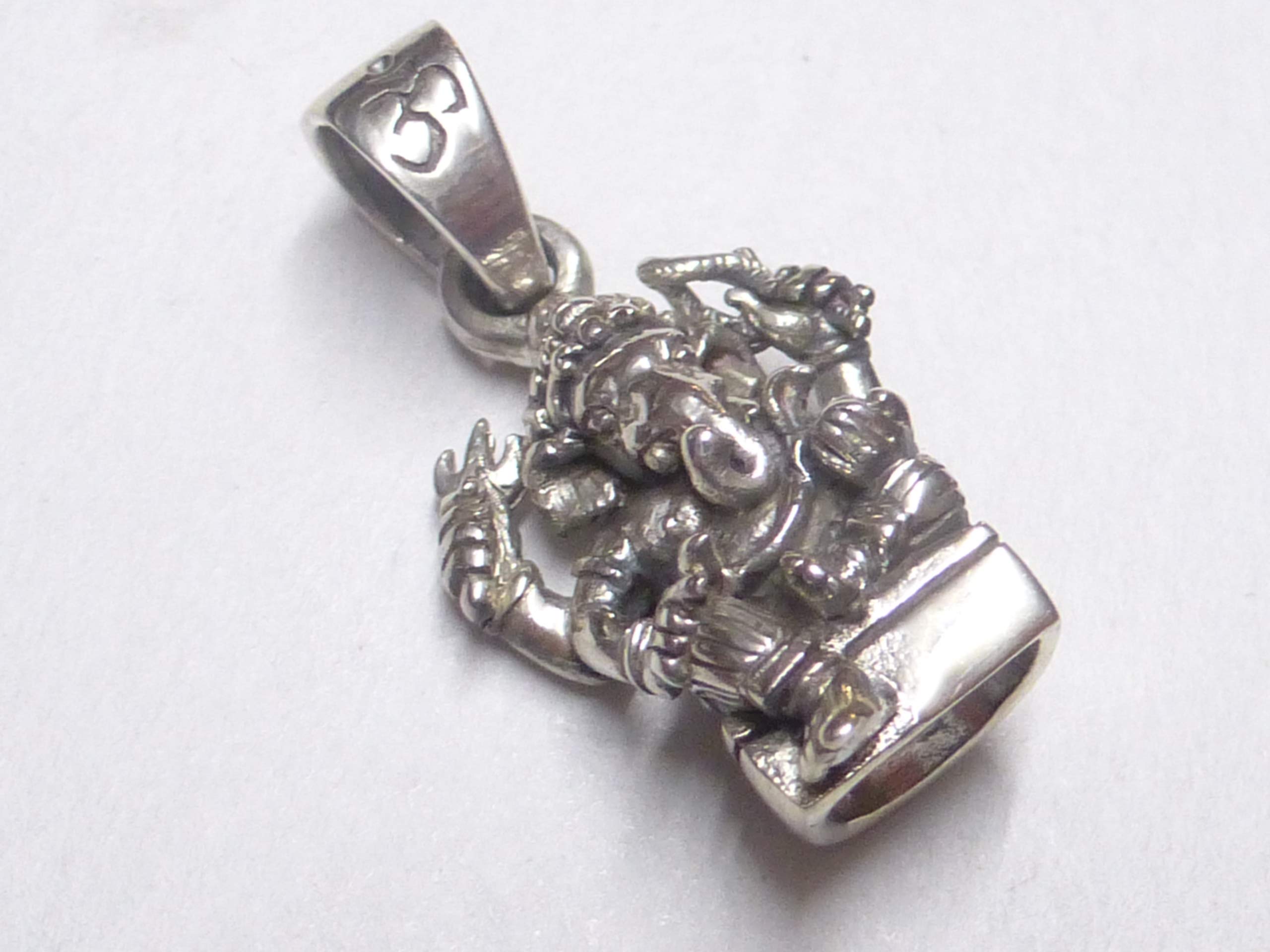 Ciondolo Ganesha, in argento Sterling lavorato con simbolo portafortuna, unisex